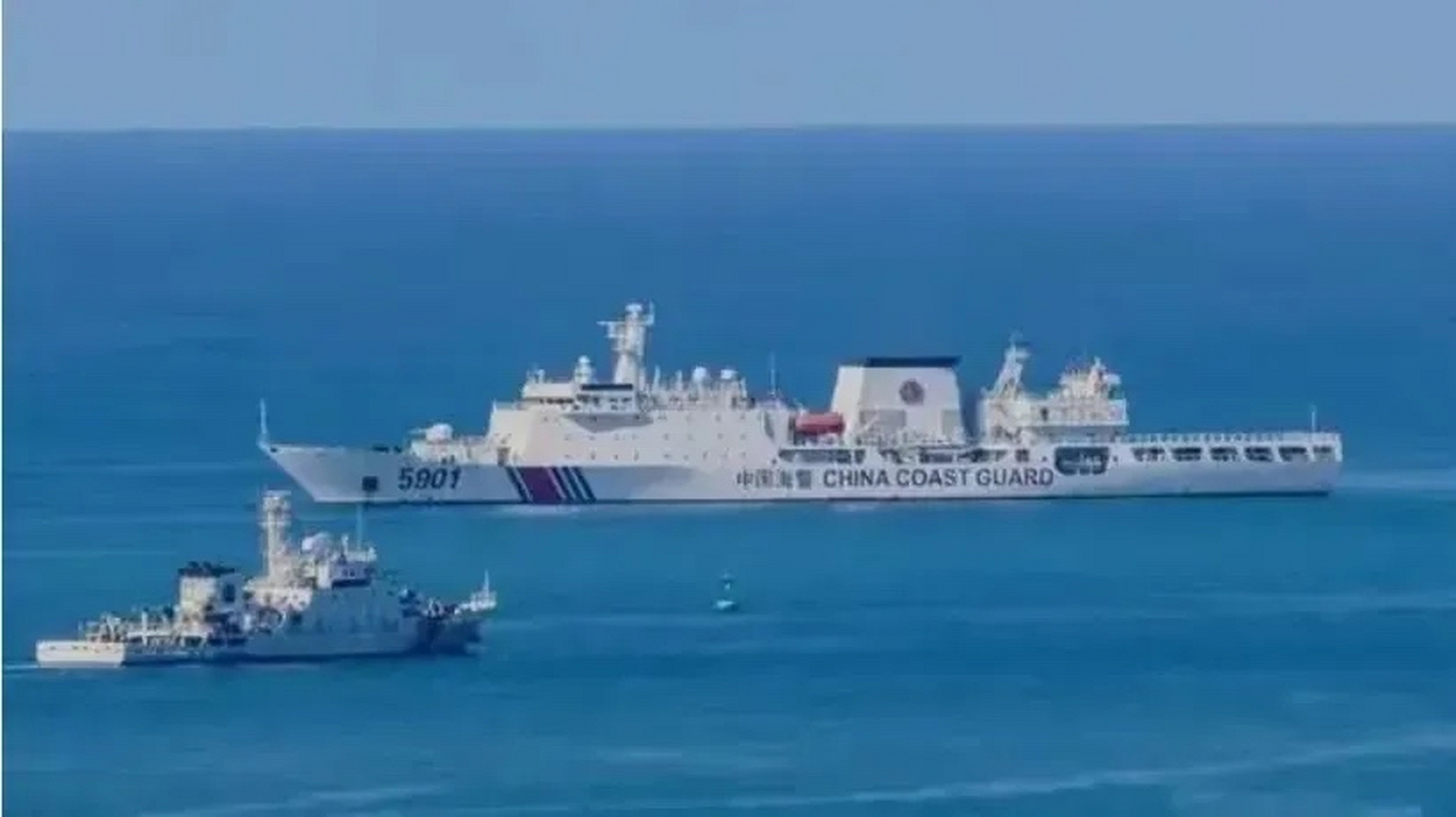 双方发生了激烈的冲突 我们的5901海警船用水炮 击退了