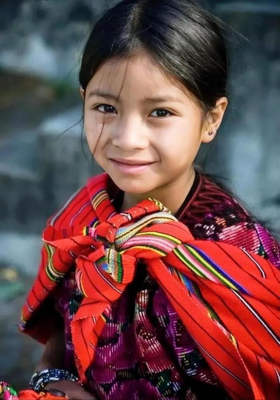 一张北美印第安人小姑娘的照片,在我们改革开放后,人们的生活逐渐走向