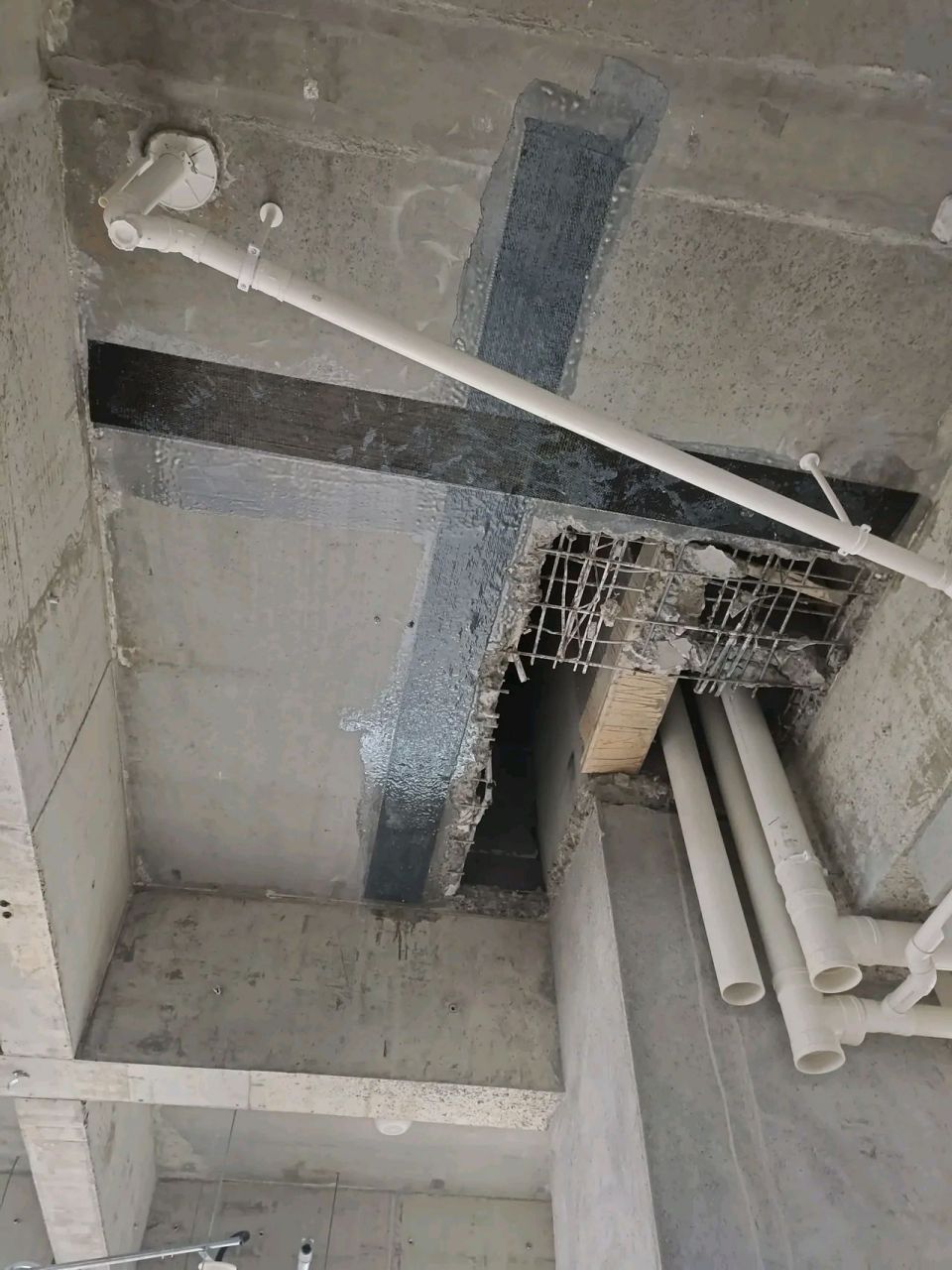 工地上楼板开洞后,用碳纤维布加固,这样所谓的加固措施真的能起到加固