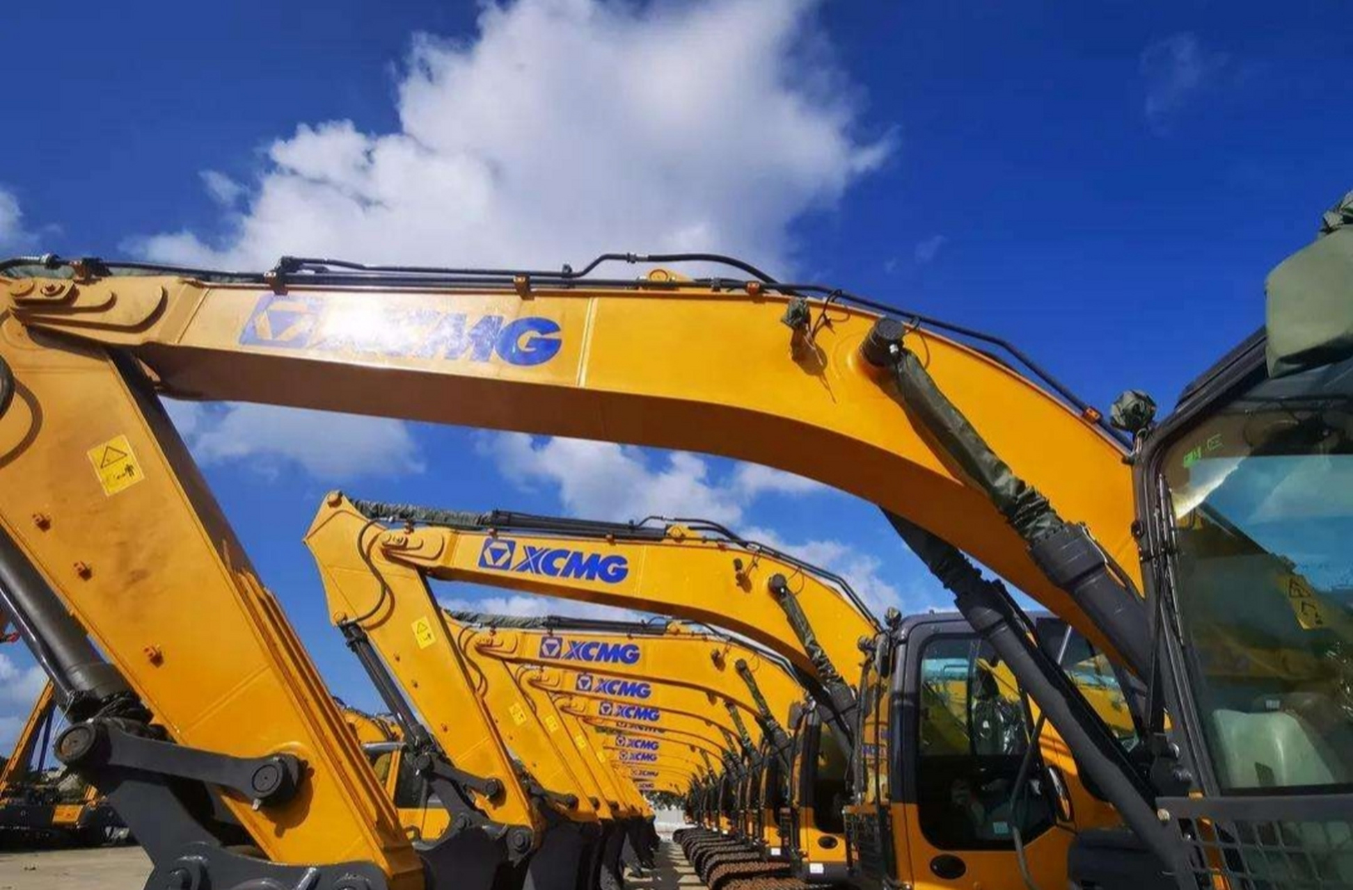 位男同学发出他女儿在吊装机械车里,带着安全帽操纵吊装车如行云流水