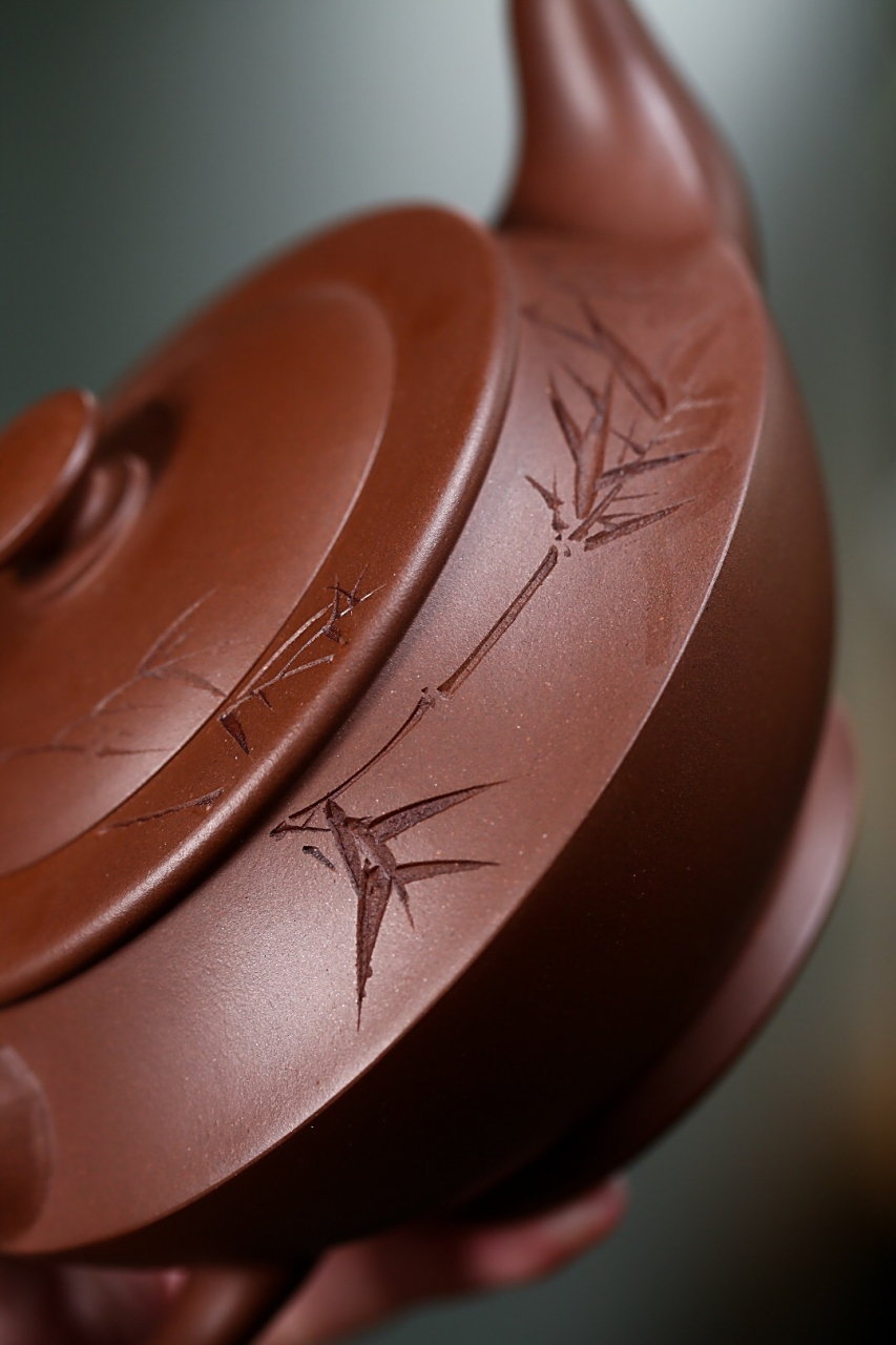 【名称】汉云壶(雕刻绘画版) 【容量】470cc 【泥料】原矿老紫泥