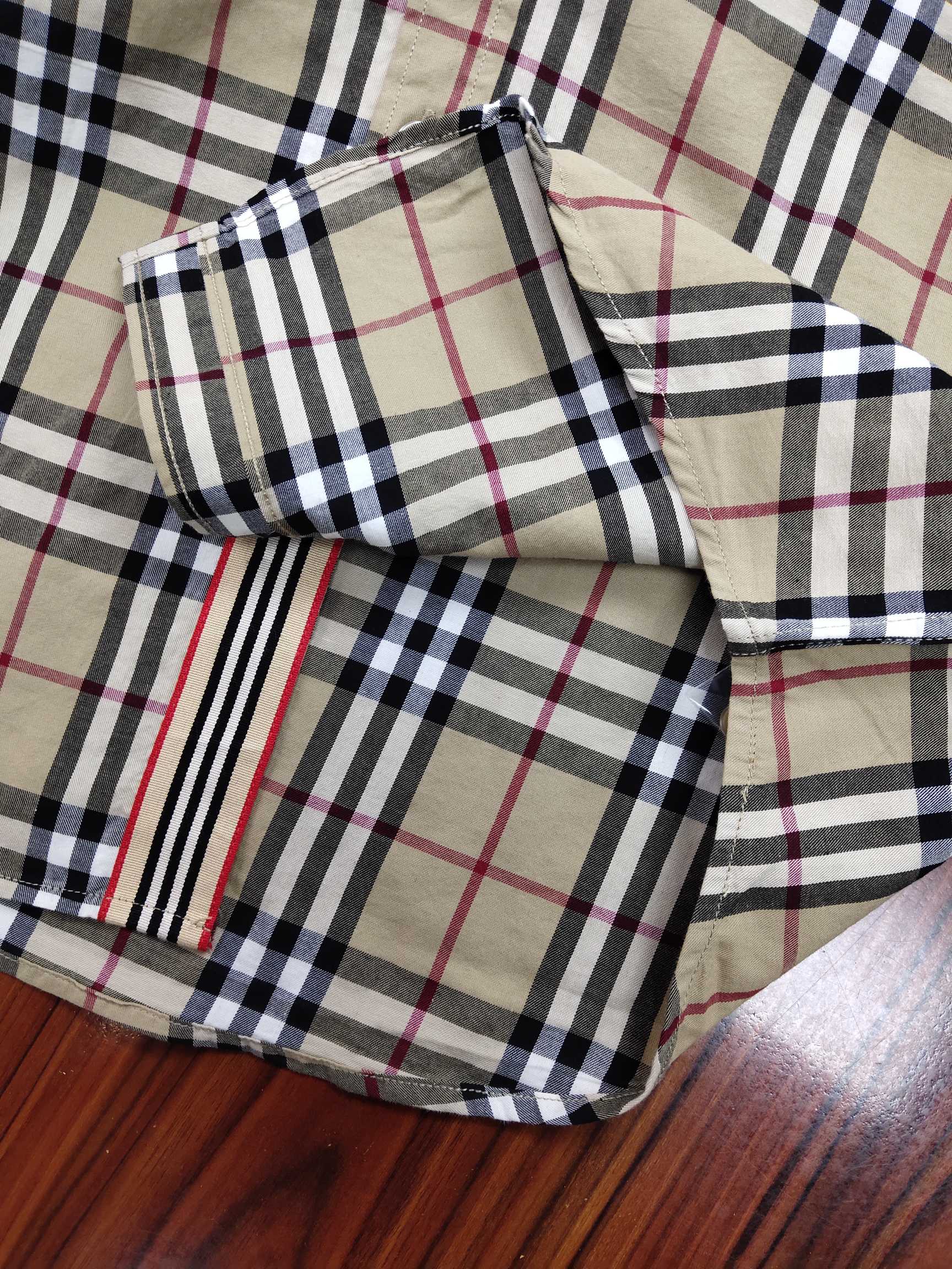 burberry经典的格子图案,独特的布料功能和大方优雅的剪裁