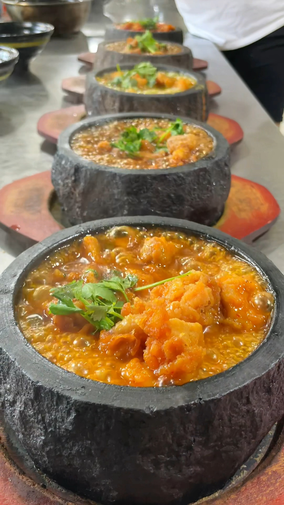 会咕噜泡的石锅泡泡鸡,你吃过吗?