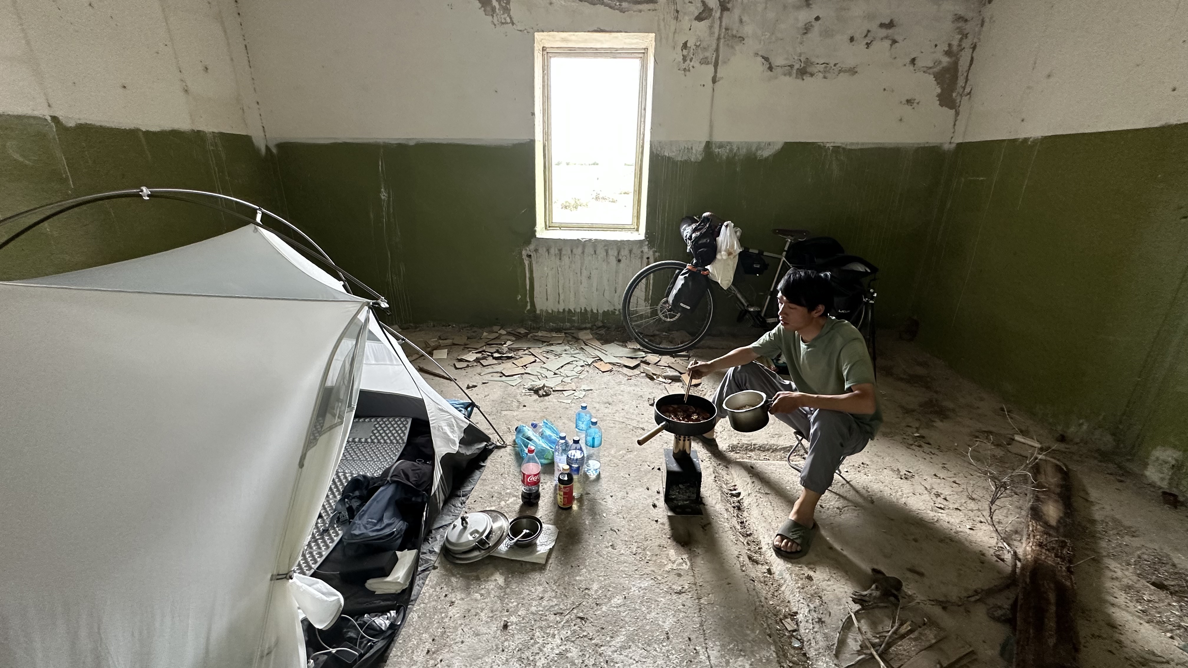 小伙骑行中亚，饮食习惯差异大几天没吃蔬菜受不了，自己做中餐吃