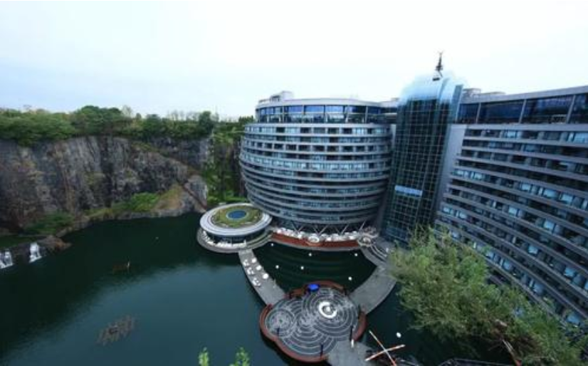 世界上海拔最低的酒店:日本挖出来的天坑,如今中国人将它复活