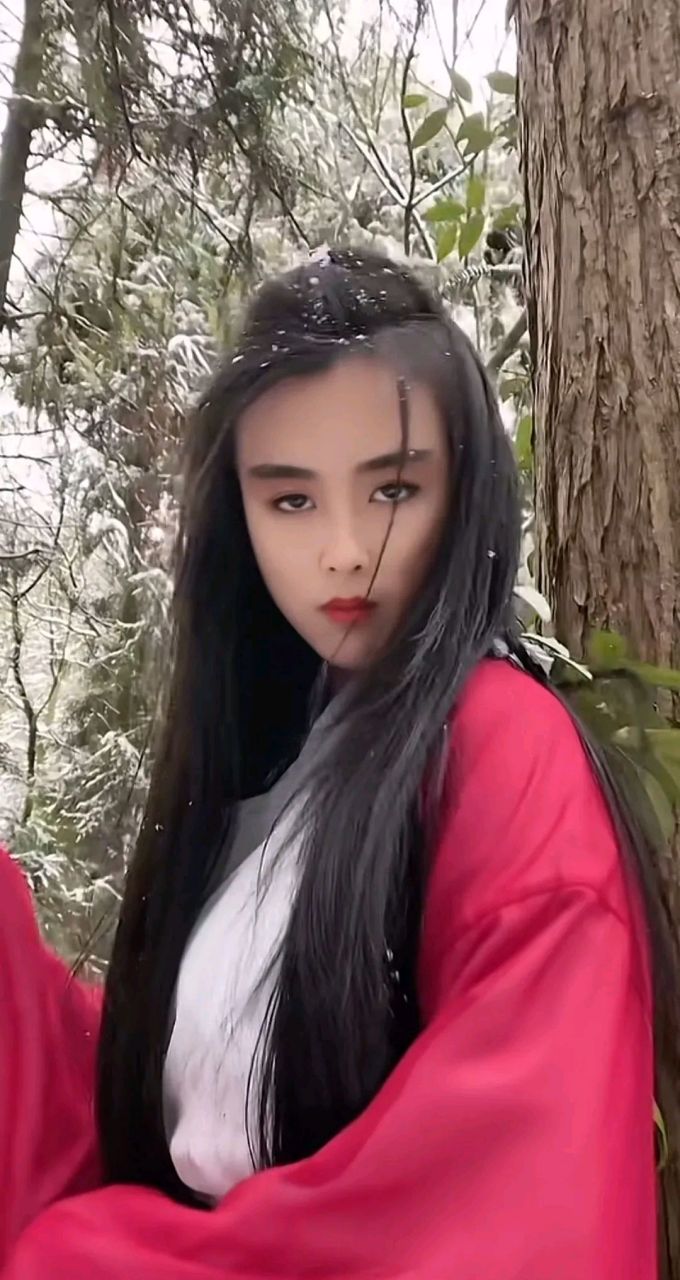 有一位贵州小姐姐专业模仿王祖贤,只见她一袭红装,留着长发,眉宇间