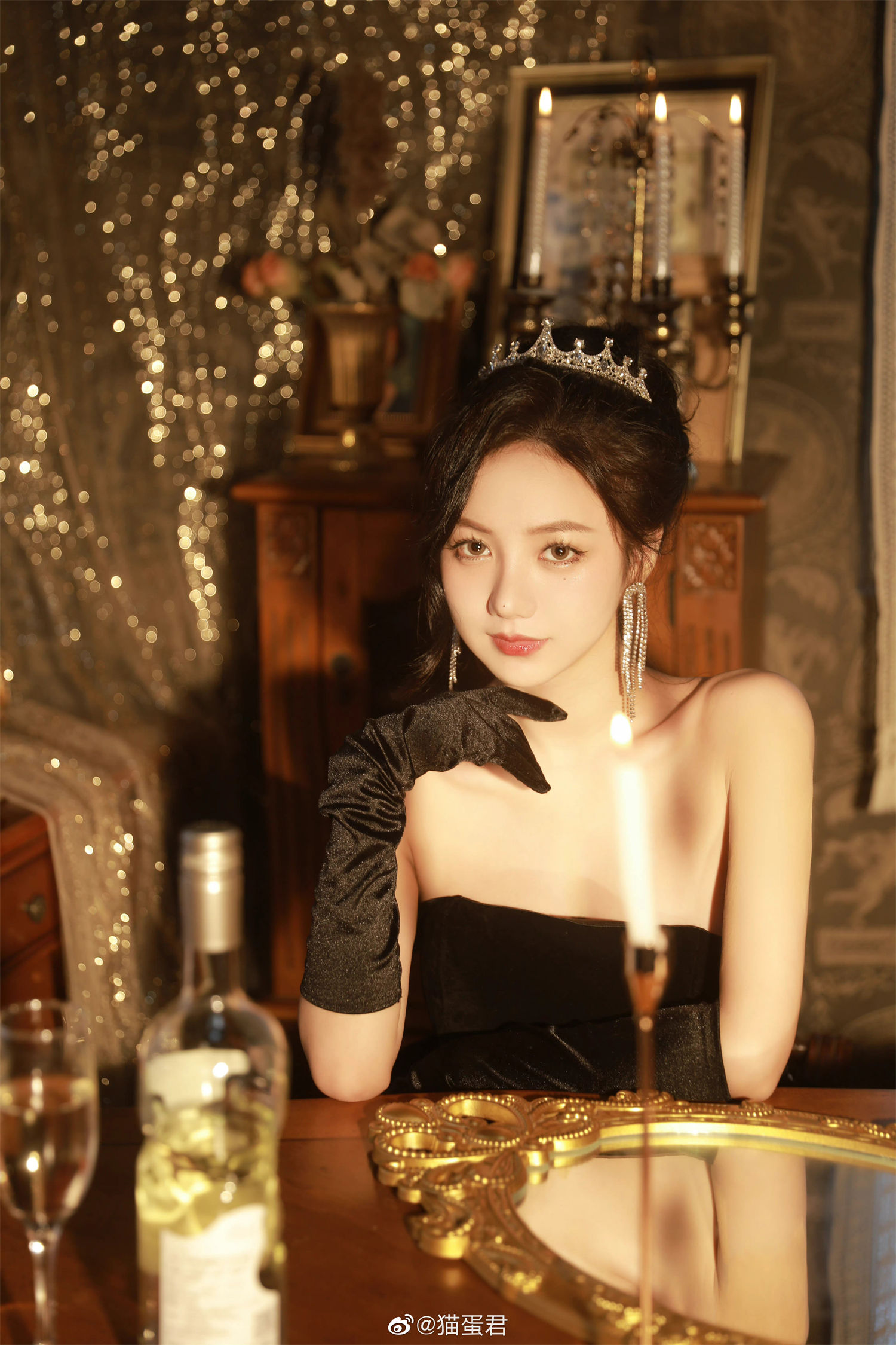 洛丽塔大哥微博秒删图，蜡烛摇曳下的侧脸楚楚动人