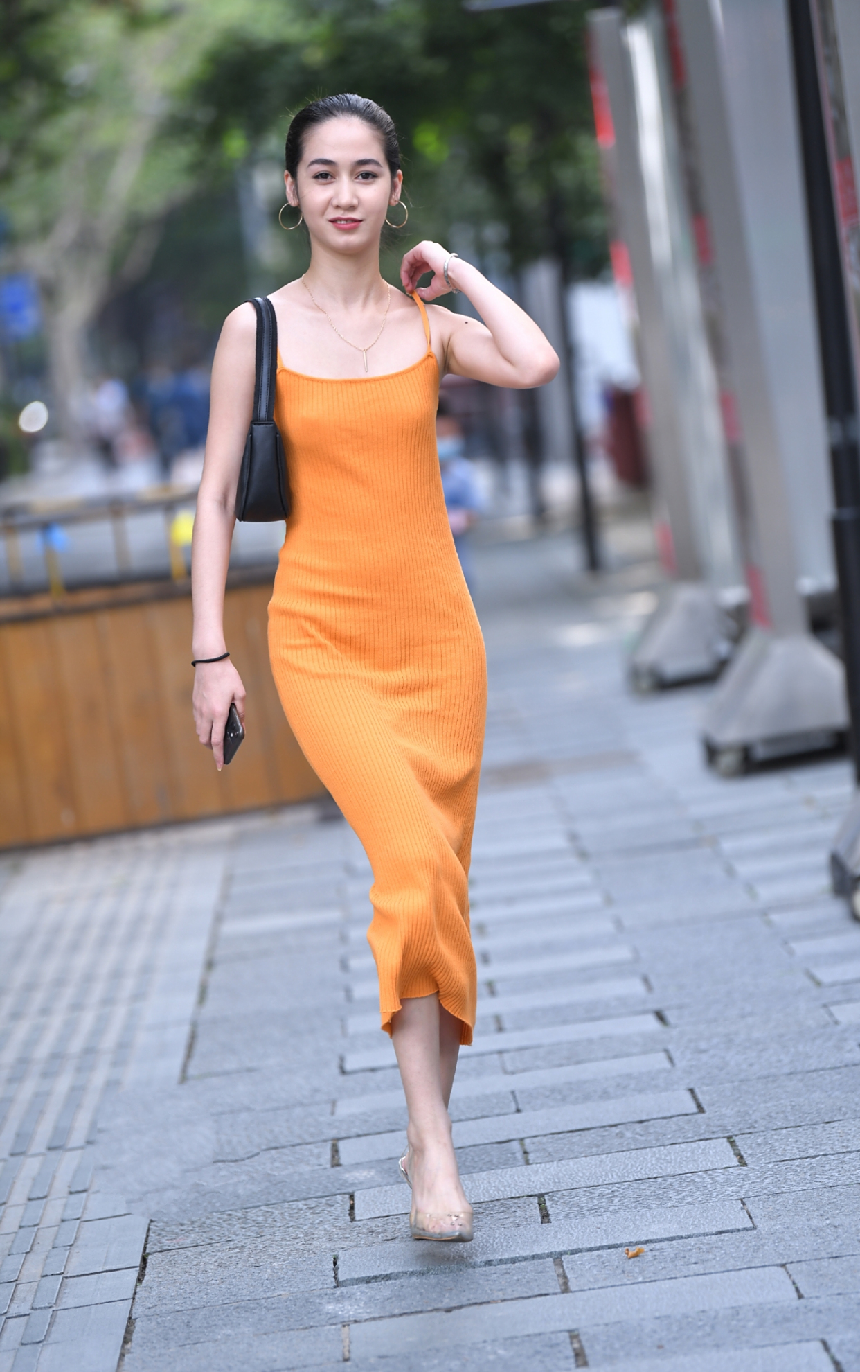 街拍美图,橘黄色吊带连衣裙美女,身材超棒!