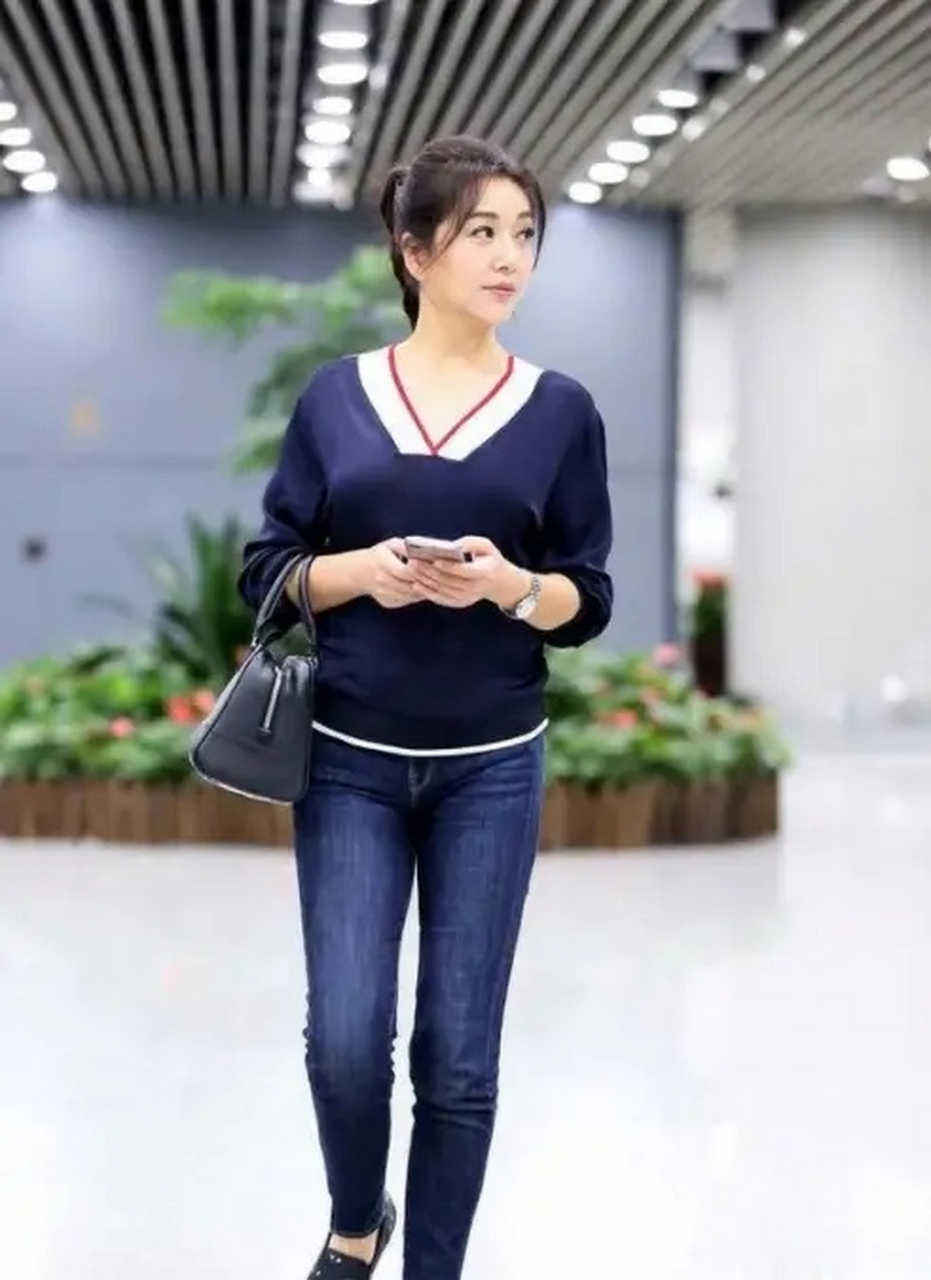 2002年,杨志刚和江珊拍戏,杨志刚从背后抱住江珊,结果江珊来了这么