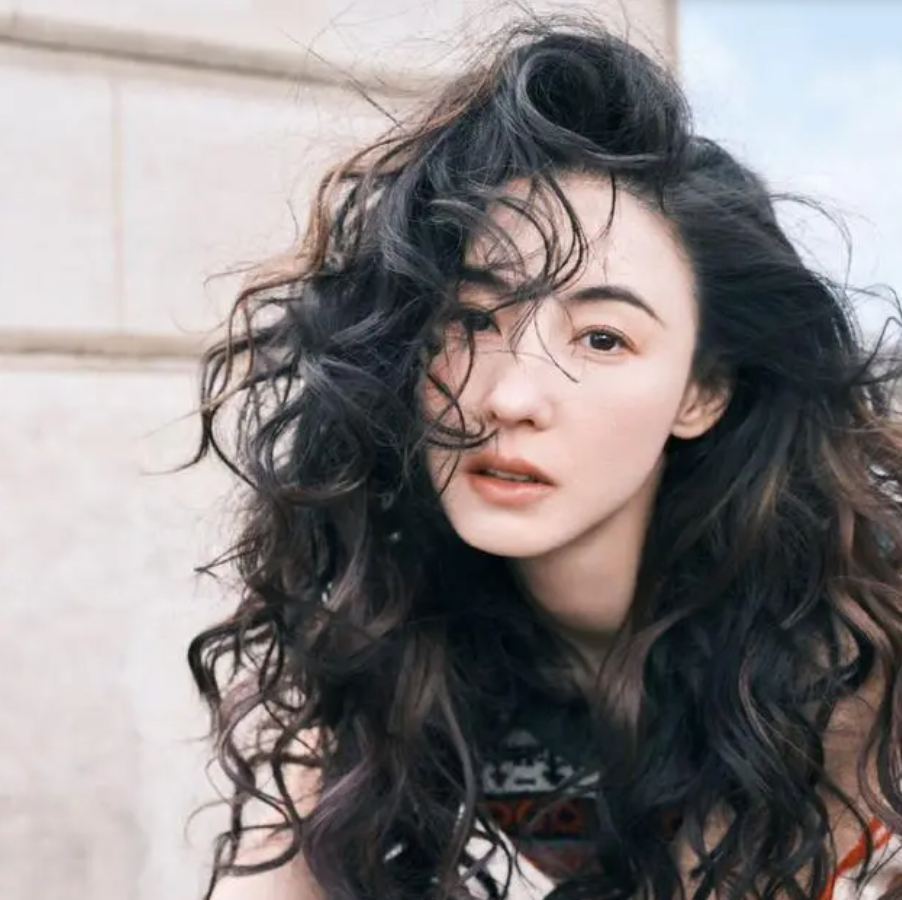 43岁张柏芝为杂志拍封面,羊毛卷长发造型清爽减龄,尽显法式浪漫