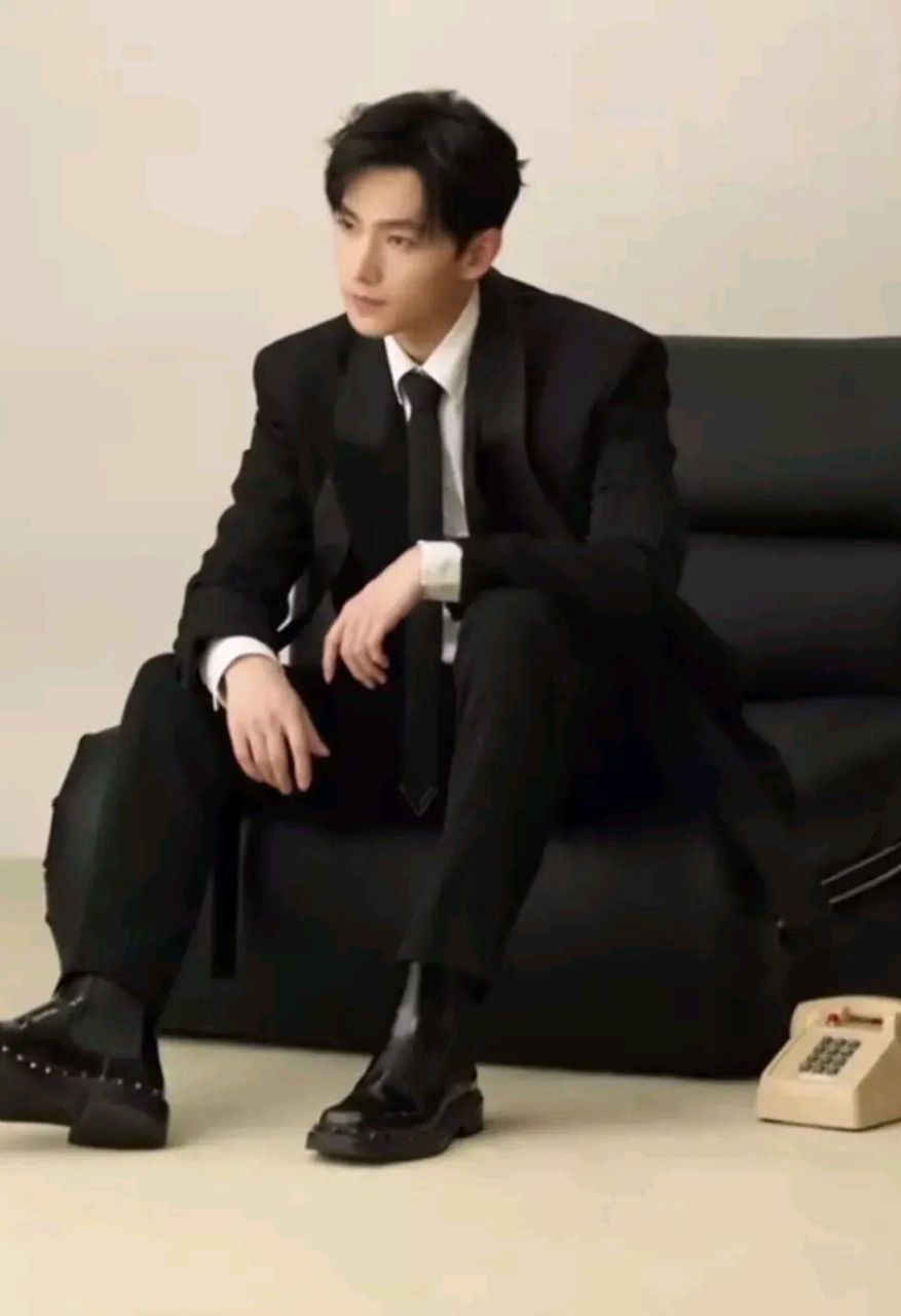 他穿着西装平底皮鞋来反击了,杨洋这次的广告大片特意给了鞋子特写