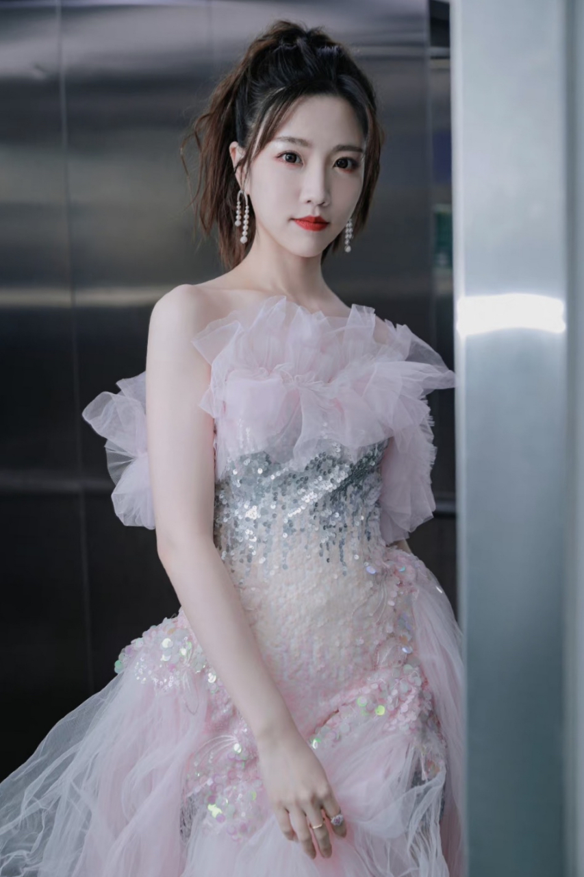 看过张纯烨主持的新相亲大会,发现女嘉宾都没有这个主持人好看