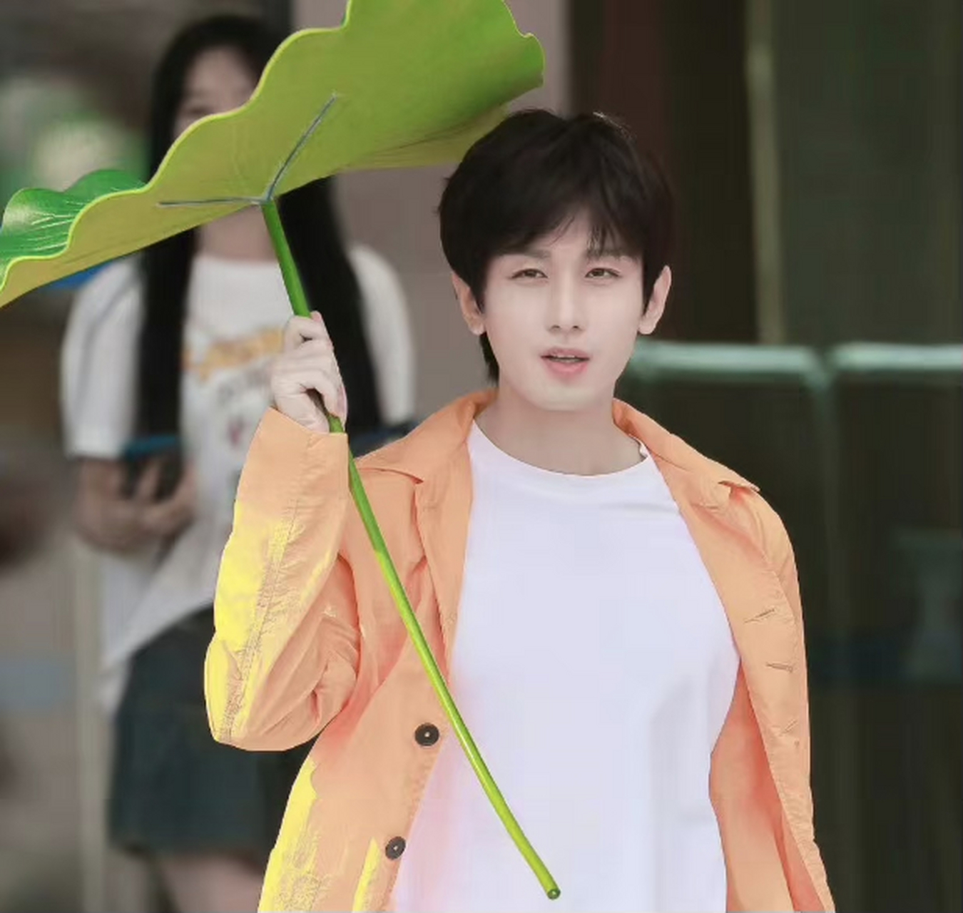 举着荷叶的成毅这么可爱的吗?
