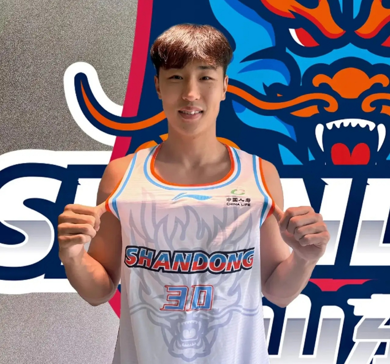 山东男篮重磅官宣,天津男篮球员何思雨正式加盟球队,他将会身披30号