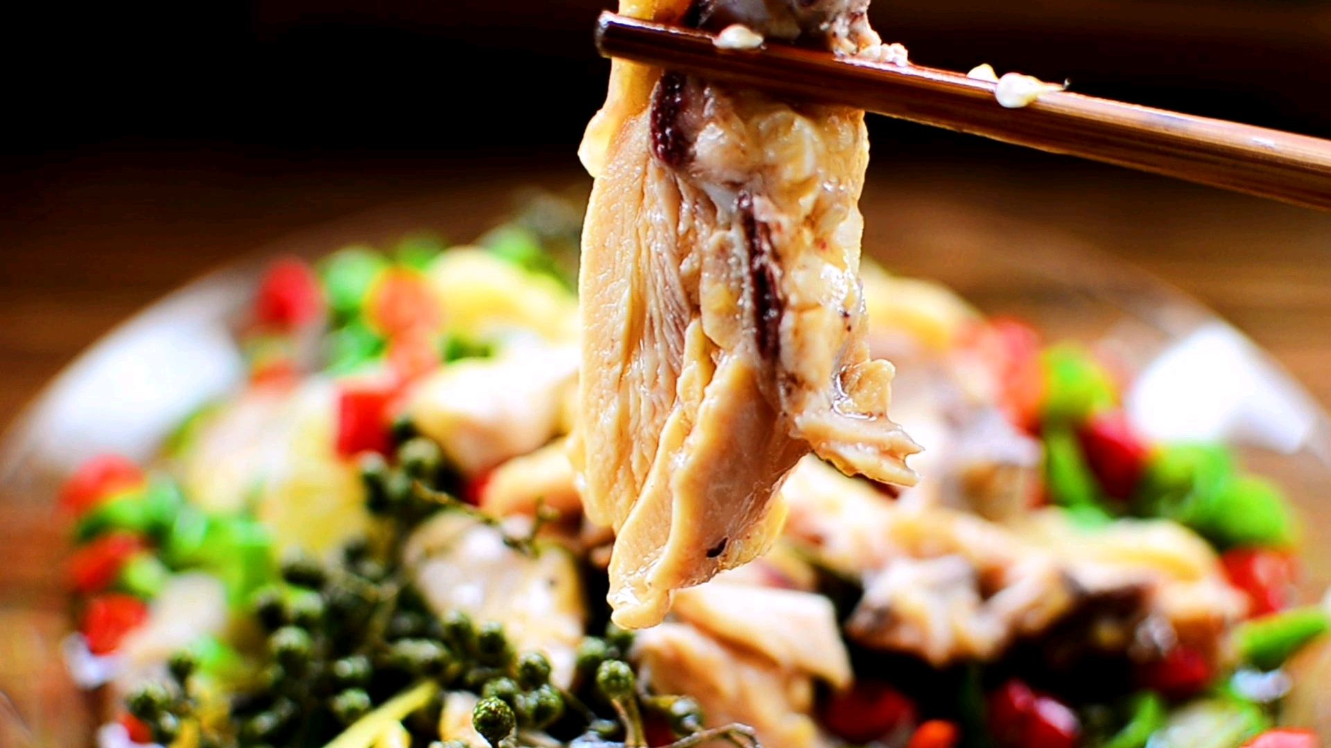 八块一斤的三黄鸡,私厨大叔做一份柠香藤椒鸡,麻辣鲜香非常过瘾