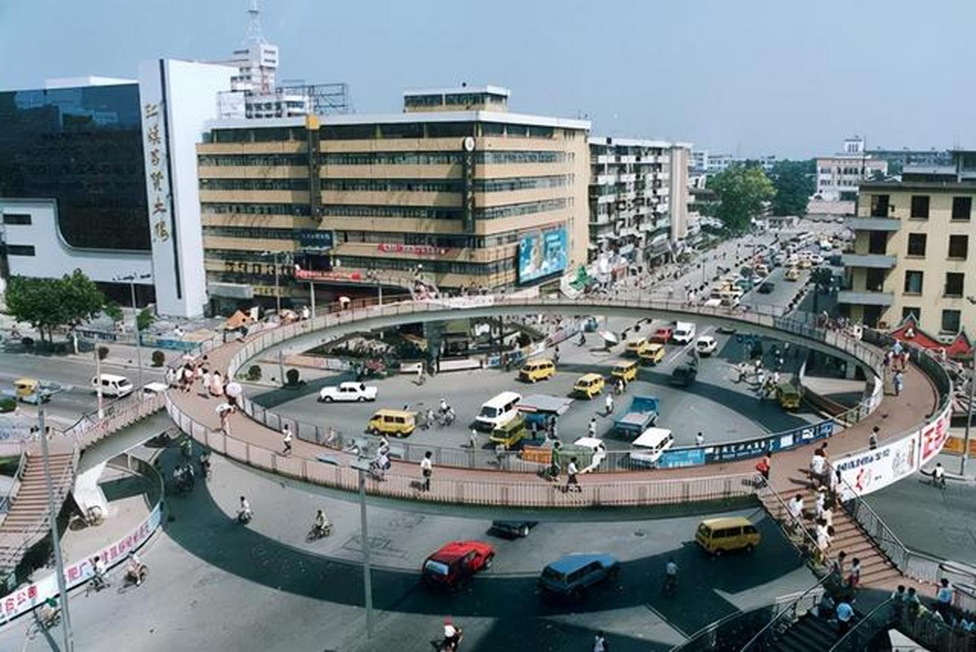 一张老照片,位于安徽省合肥市三孝口的人行天桥,建成于1993年,是合肥