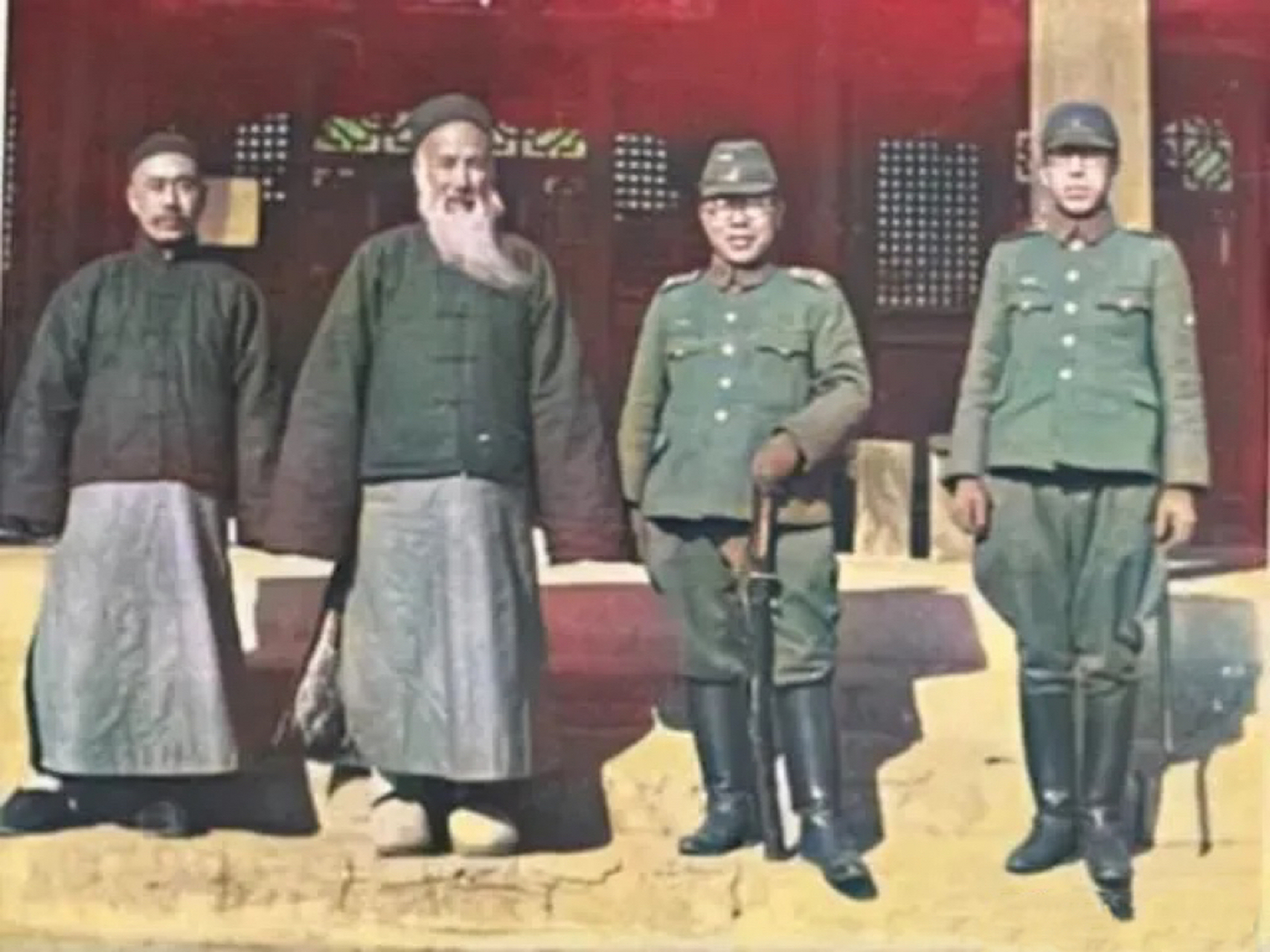 图为1939年,日军攻入曲阜,孔家奉祀官孔令煜和两名日本军官的合影.