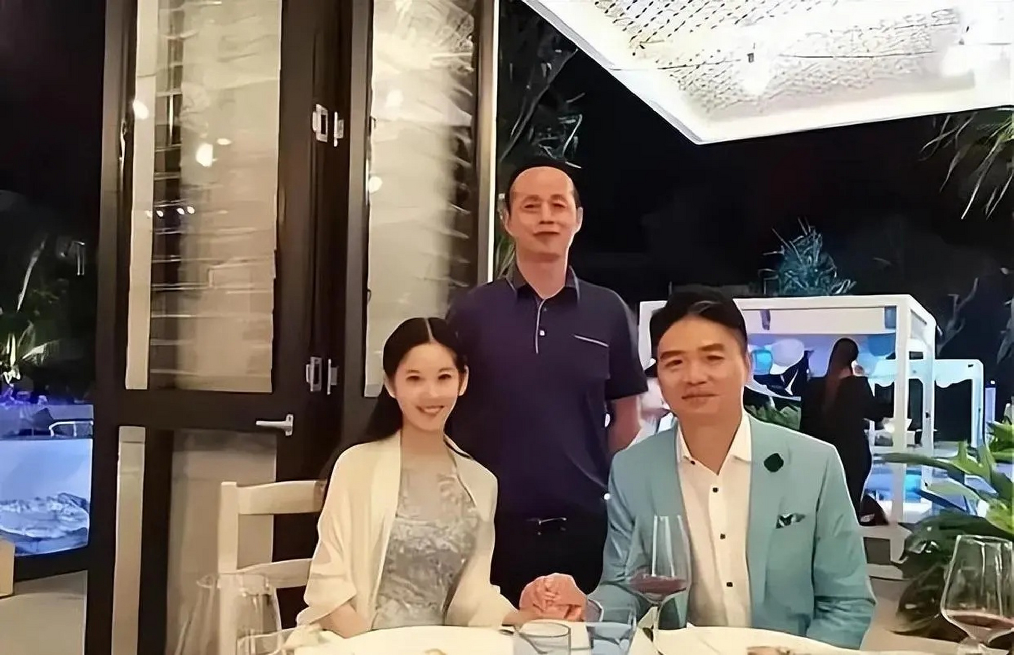 刘强东夫妇和岳父吃饭,并留下合影