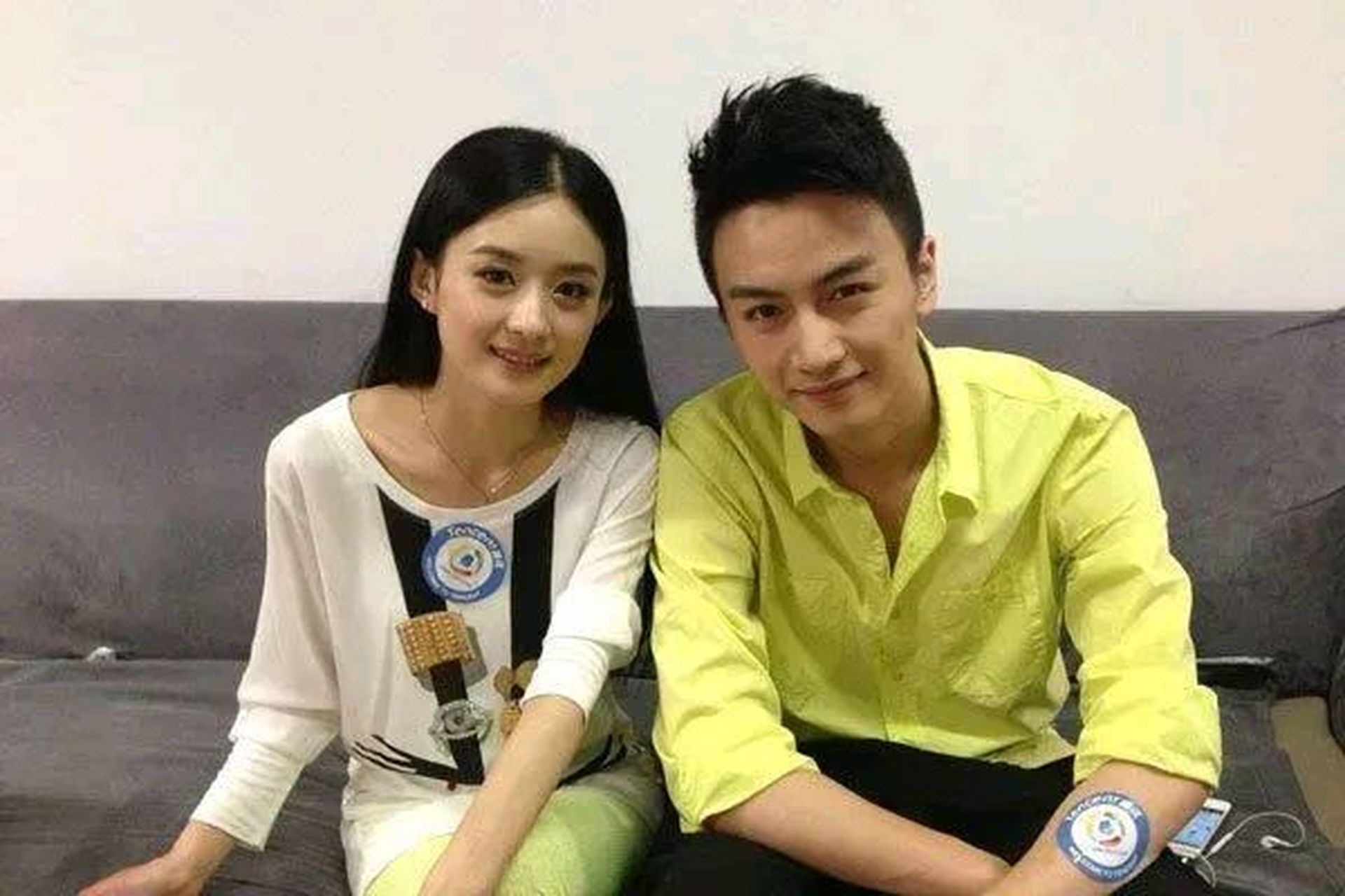 当年,赵丽颖和陈晓参加节目,主持人好奇的问他们:"你们俩现在真第在