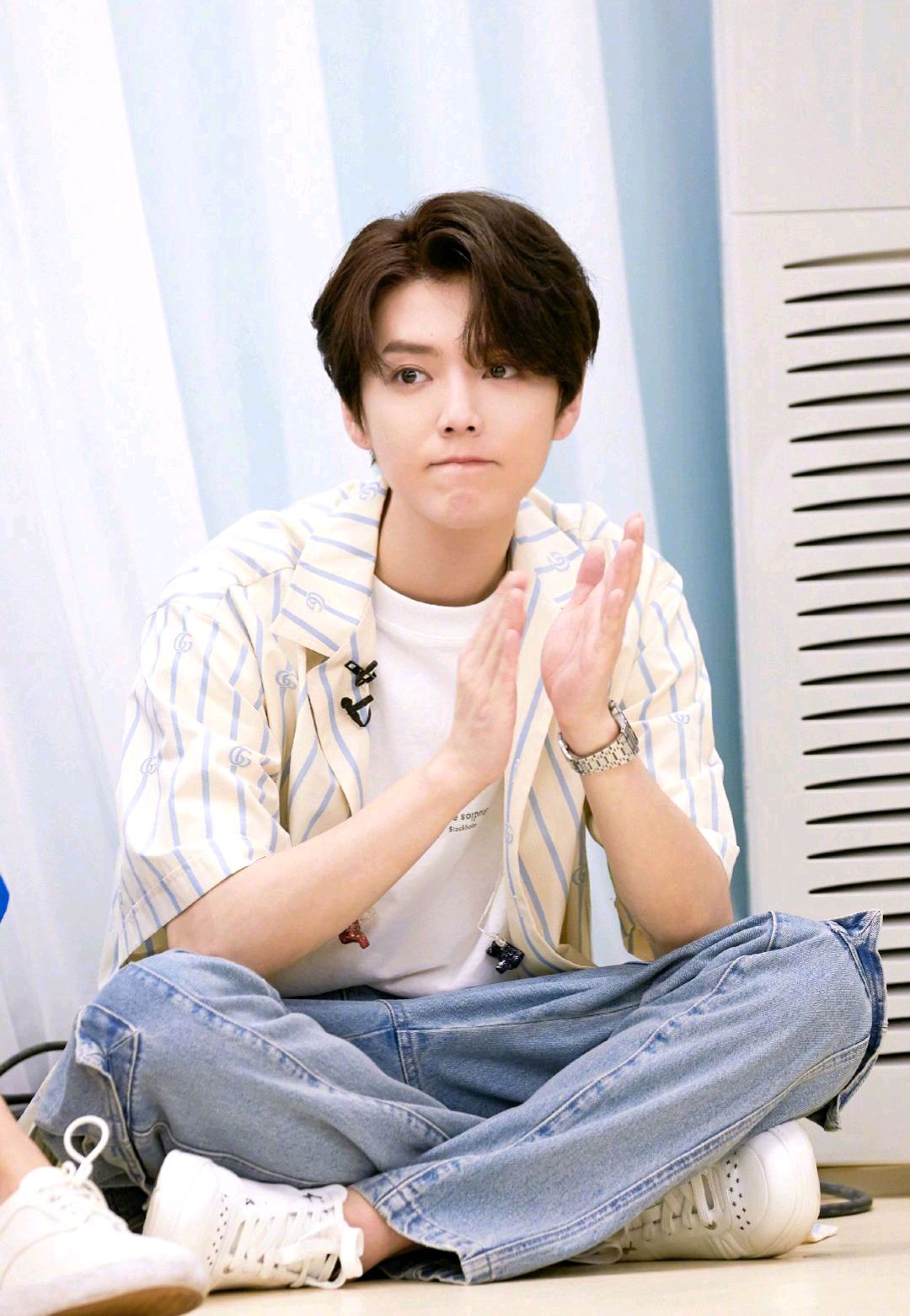 鹿晗夏日休闲穿搭,尽显简洁时尚,浅色t恤百搭又惬意,有点温柔