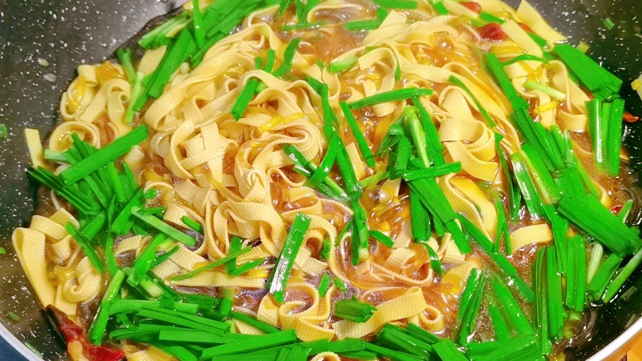 豆腐皮这样做太香了,加一把粉条,好吃又入味,5块钱做一大盘