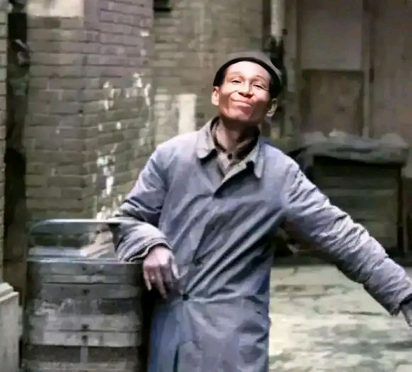 老照片:民国时期,正在送饭途中的"宋小宝".