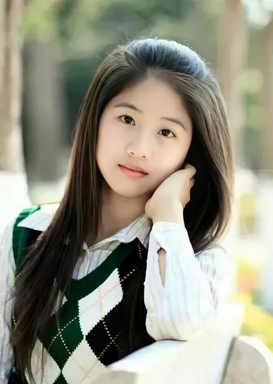 池方圆曾是厦门集美大学的校花,人气一度和奶茶妹妹不相上下,还被天涯