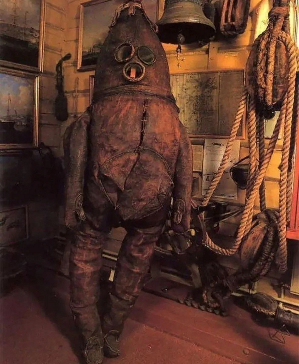 最早的潜水服图片