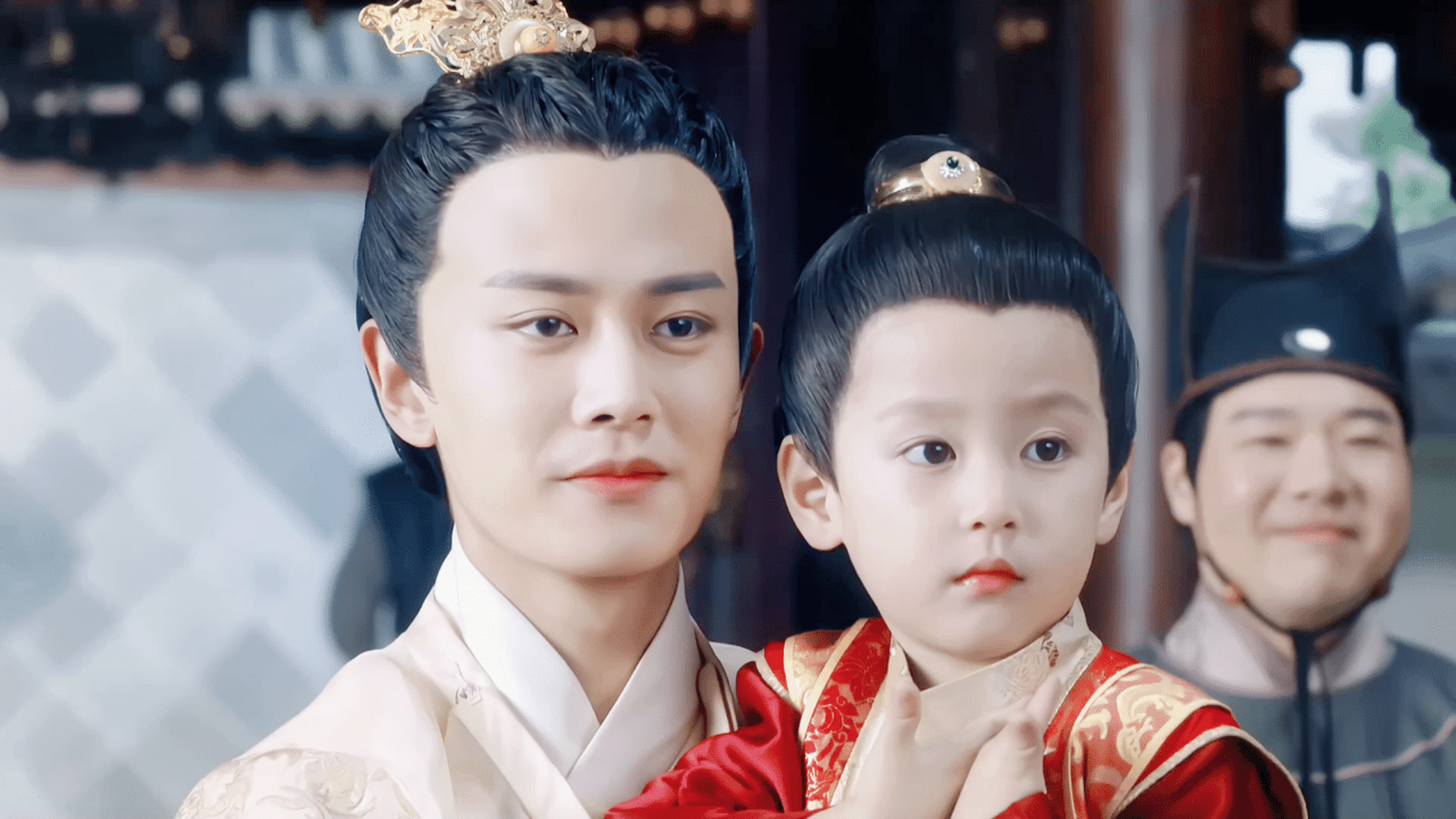 任嘉伦与这个小孩真的好像啊,说是亲儿子也有人信![笑哭]