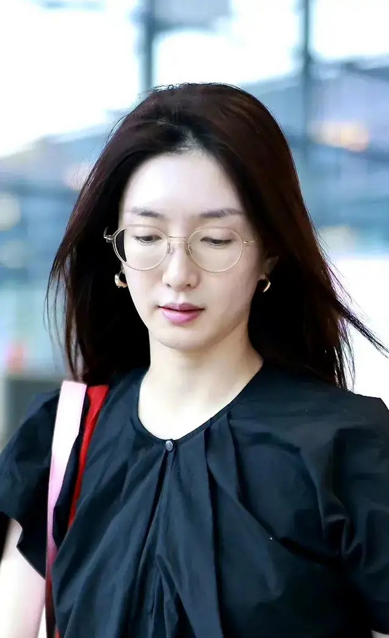 很难得的江疏影素颜生图  素颜对于一个明星来说是很避讳的  但江疏影