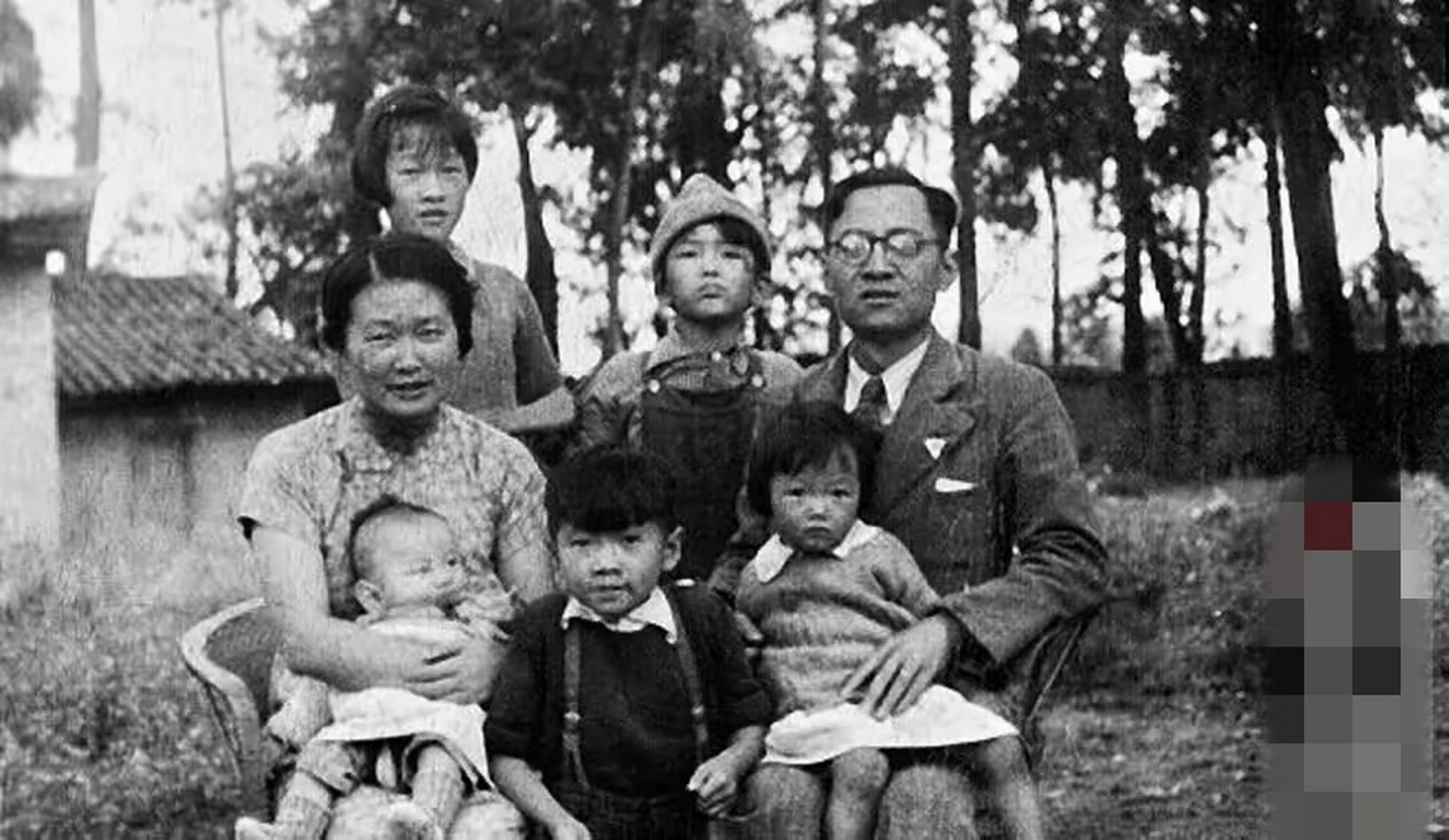 1945年,郑芳,周先庚与孩子们在昆明胜因寺院内:前排