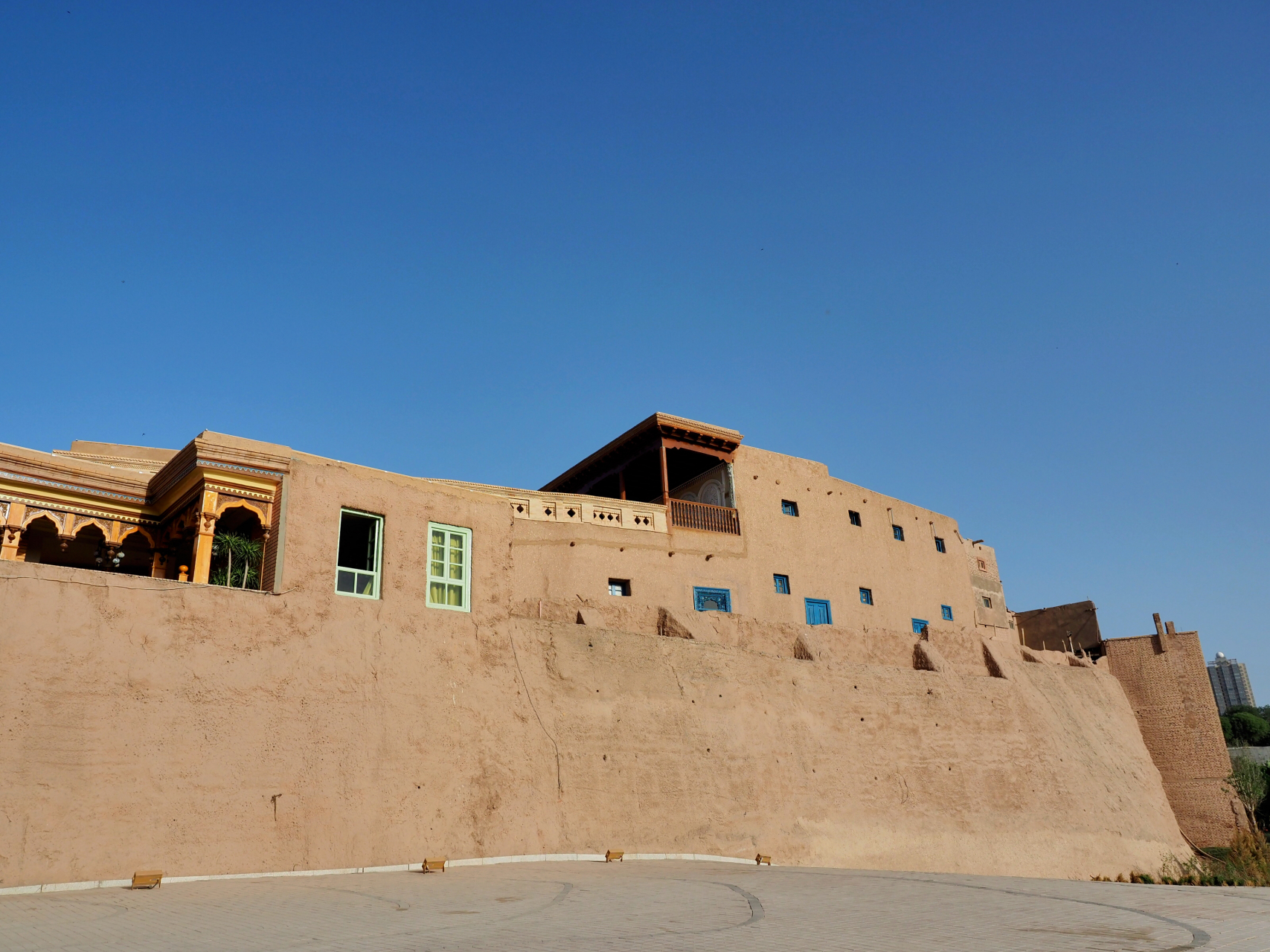 高台民居在维吾尔语里,意思是"高崖上的土陶人家",制陶是这里的一大