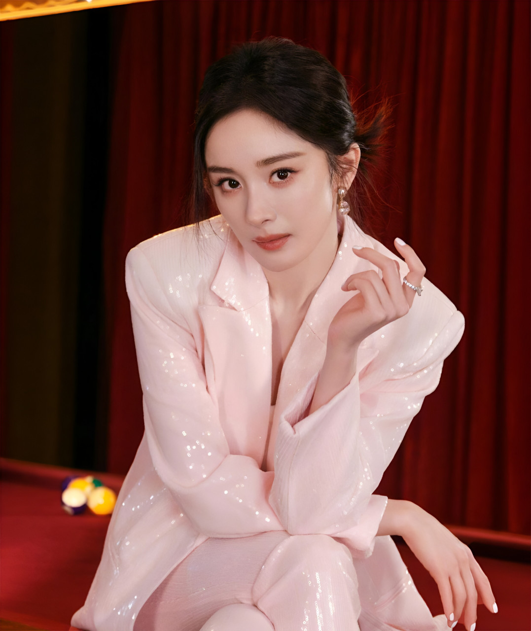 杨幂身穿芭比粉色的西服装照,展现出她独特的时尚品味