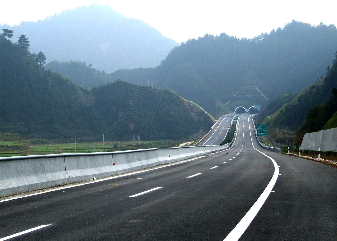 湖南华常高速连接许广高速,使永州新田失去了交通枢纽的机会