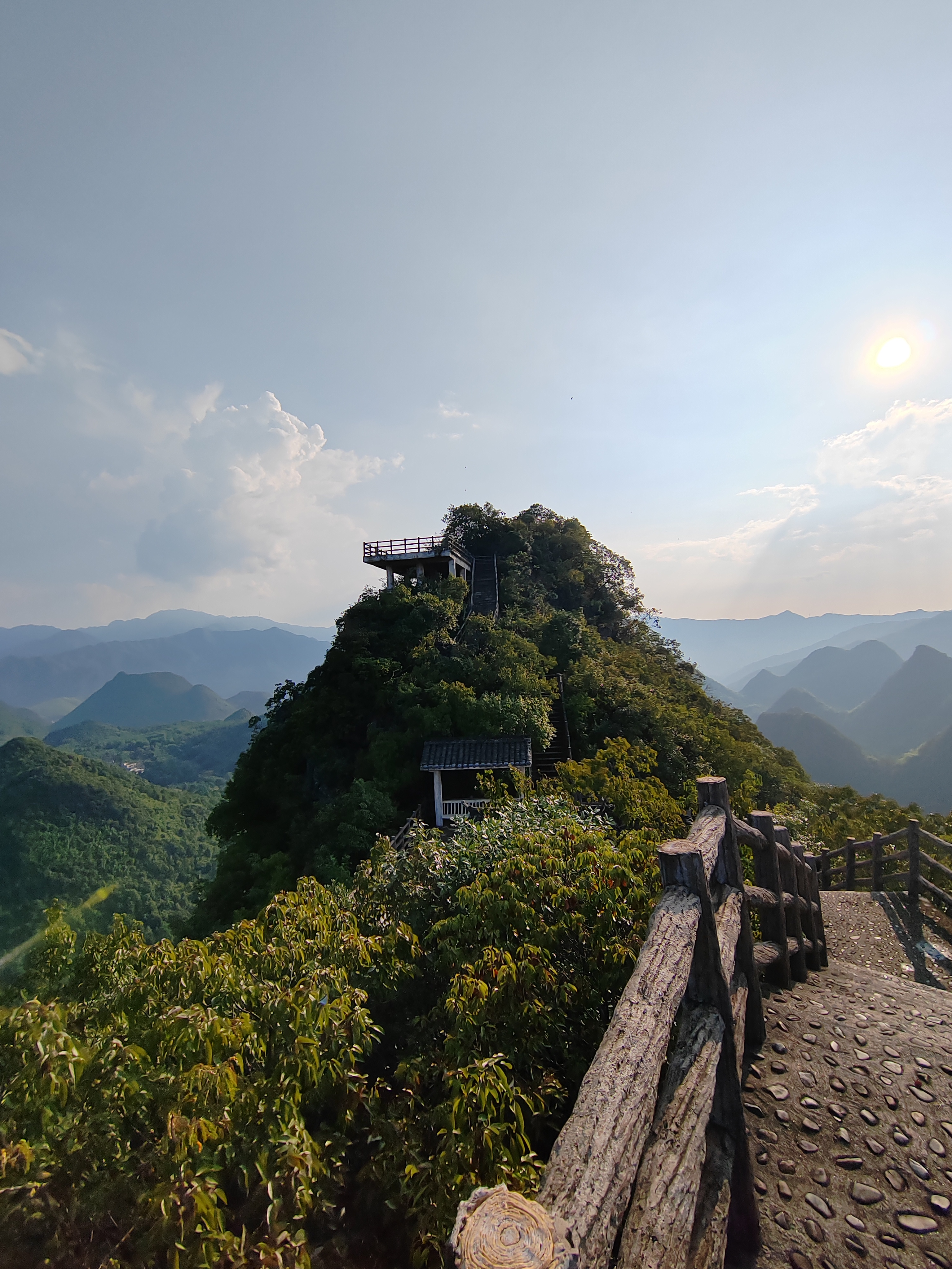 湖南九嶷山历史遗迹众多,自然风光秀丽,舜帝陵位于这里