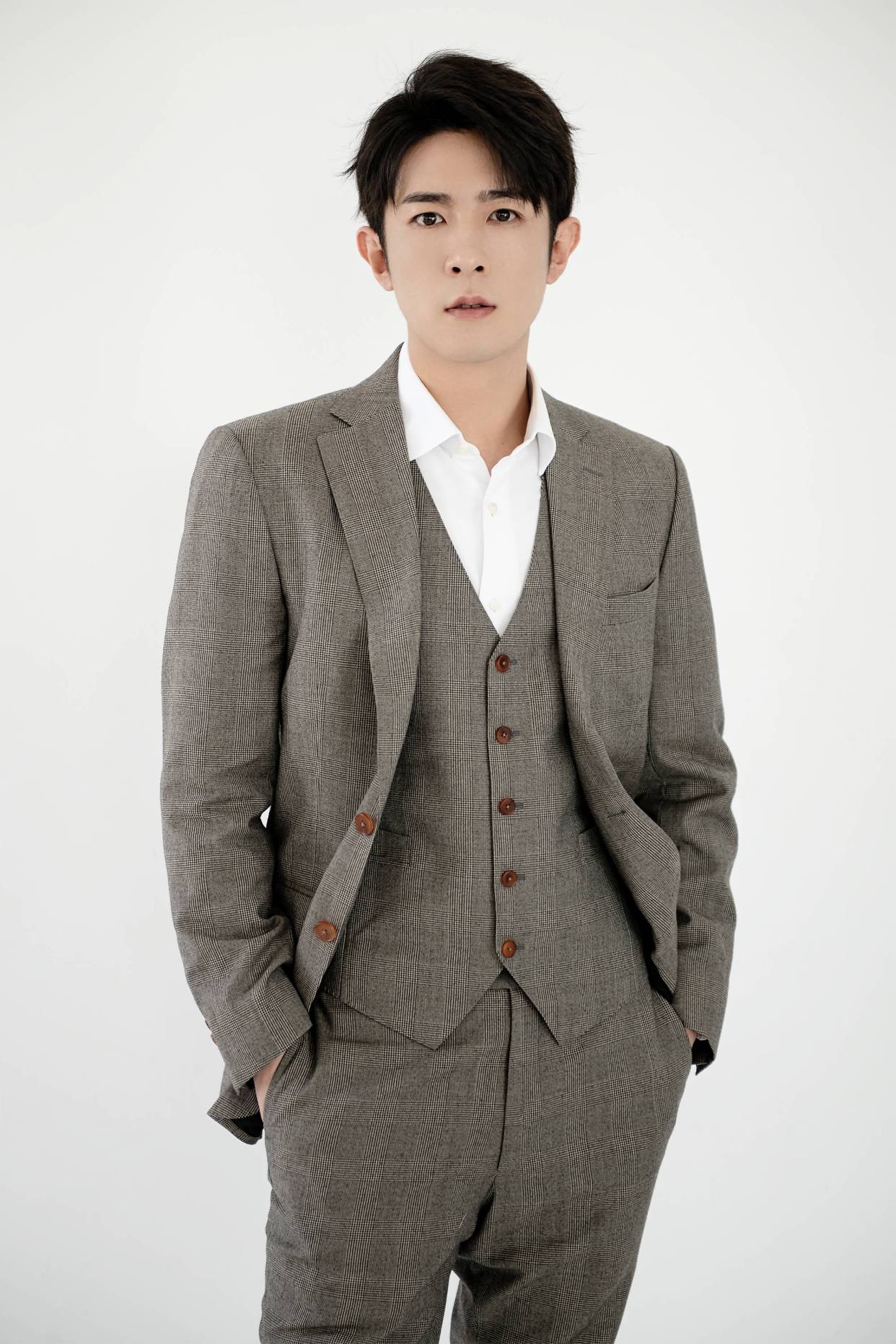 季肖冰西装穿搭,很有斯文霸总的气质,这样的总裁请多来几个