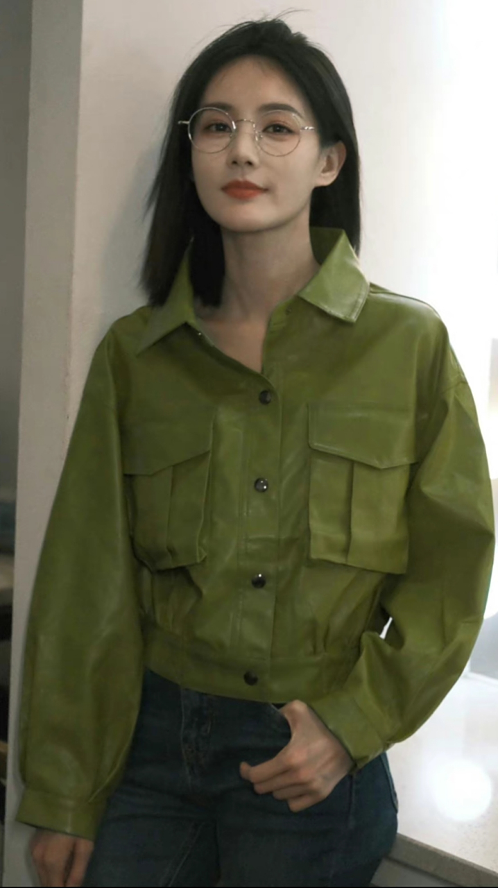 看李一桐戴眼镜的姿态一个文静一个淑女,关键是穿着这件绿皮夹克朴素