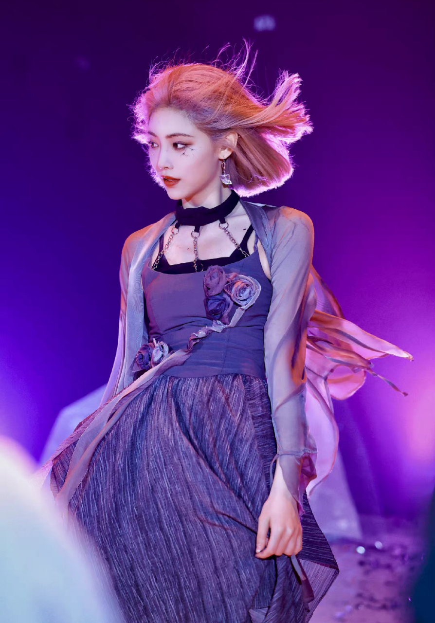 许佳琪最近重新染了短发之后的每一次造型都很好看诶,她确实更适合