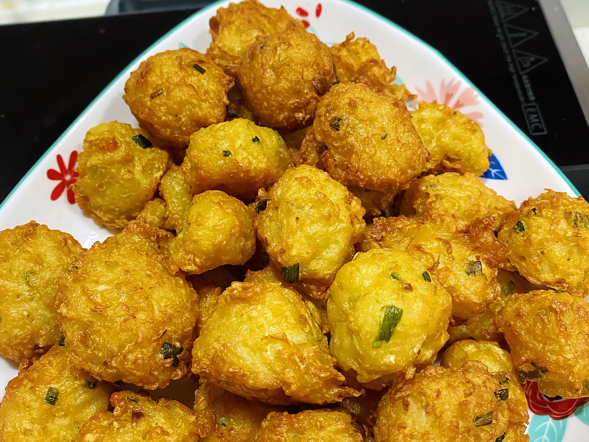 香气四溢的炸萝卜丸子家乡的味道