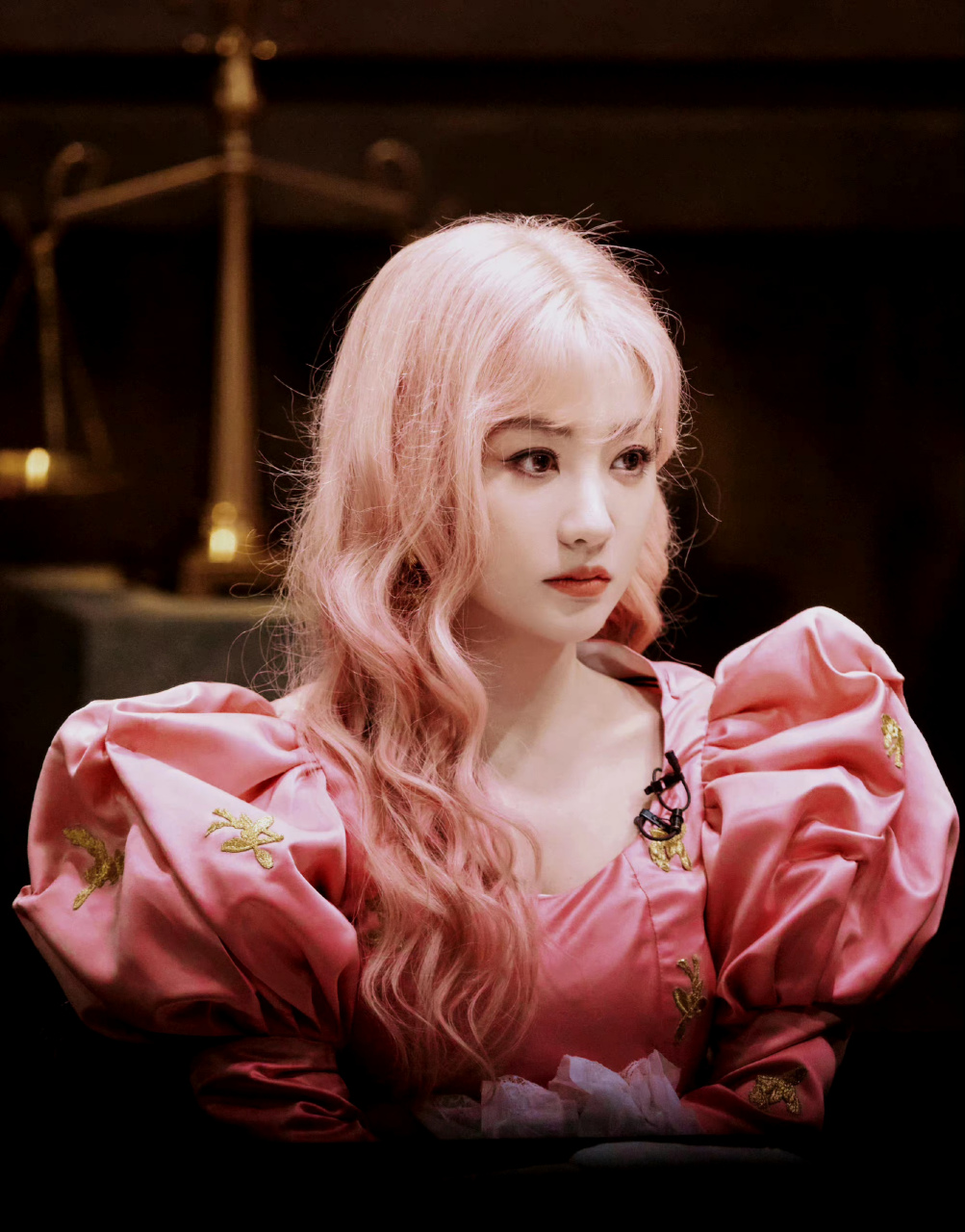 粉色的杨蓉好像公主一样!