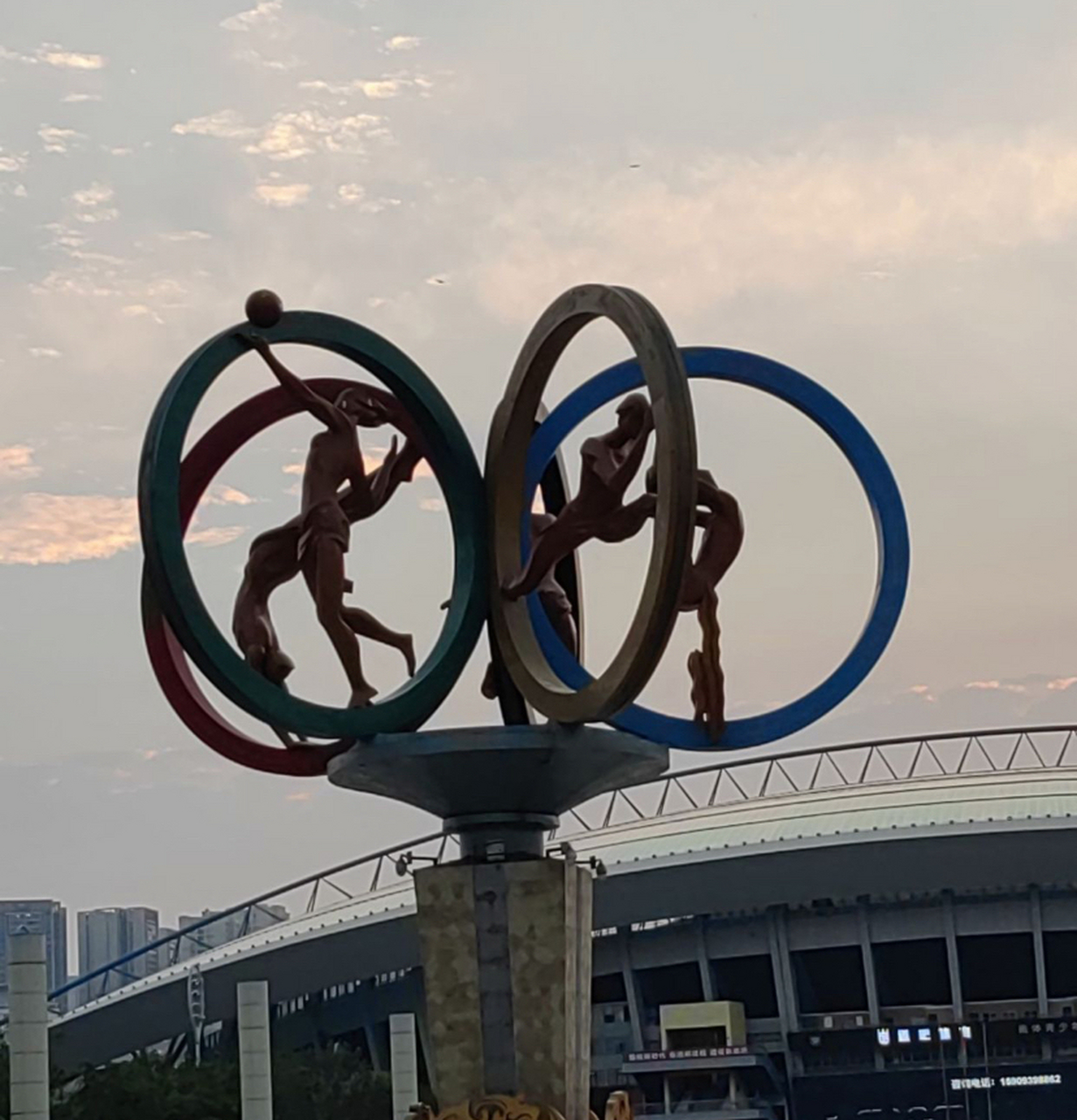 重庆市奥林匹克体育中心位于重庆市九龙坡区,是一座集体育赛事,全民