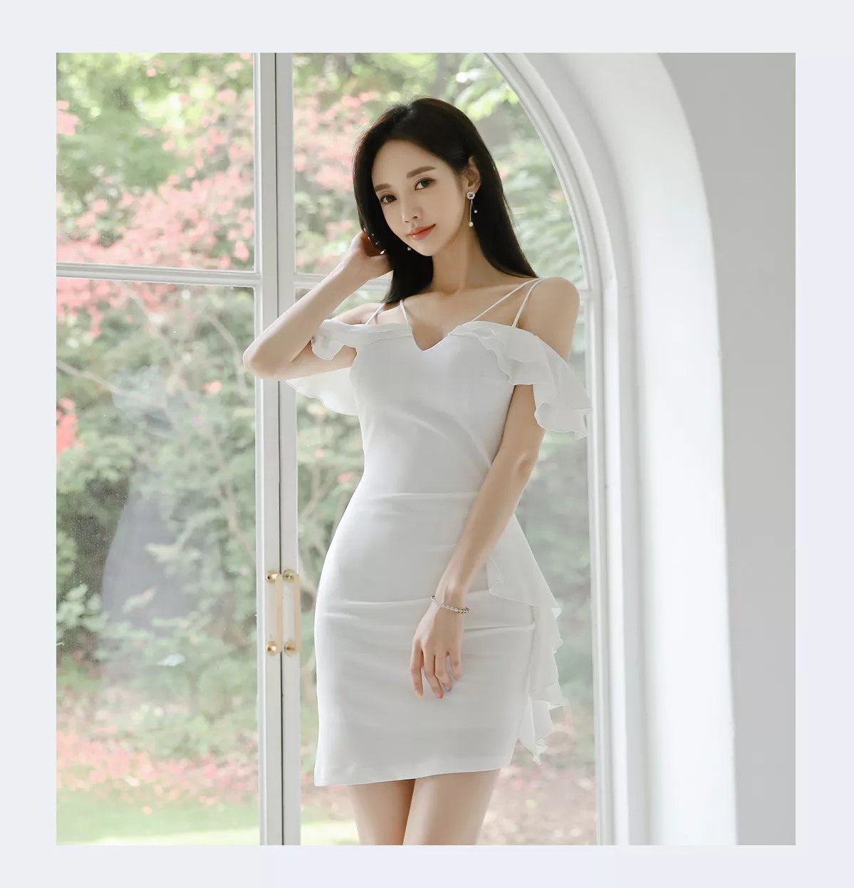 韩国女神孙允珠:珍珠白吊带一字肩包臀裙,楚楚动人