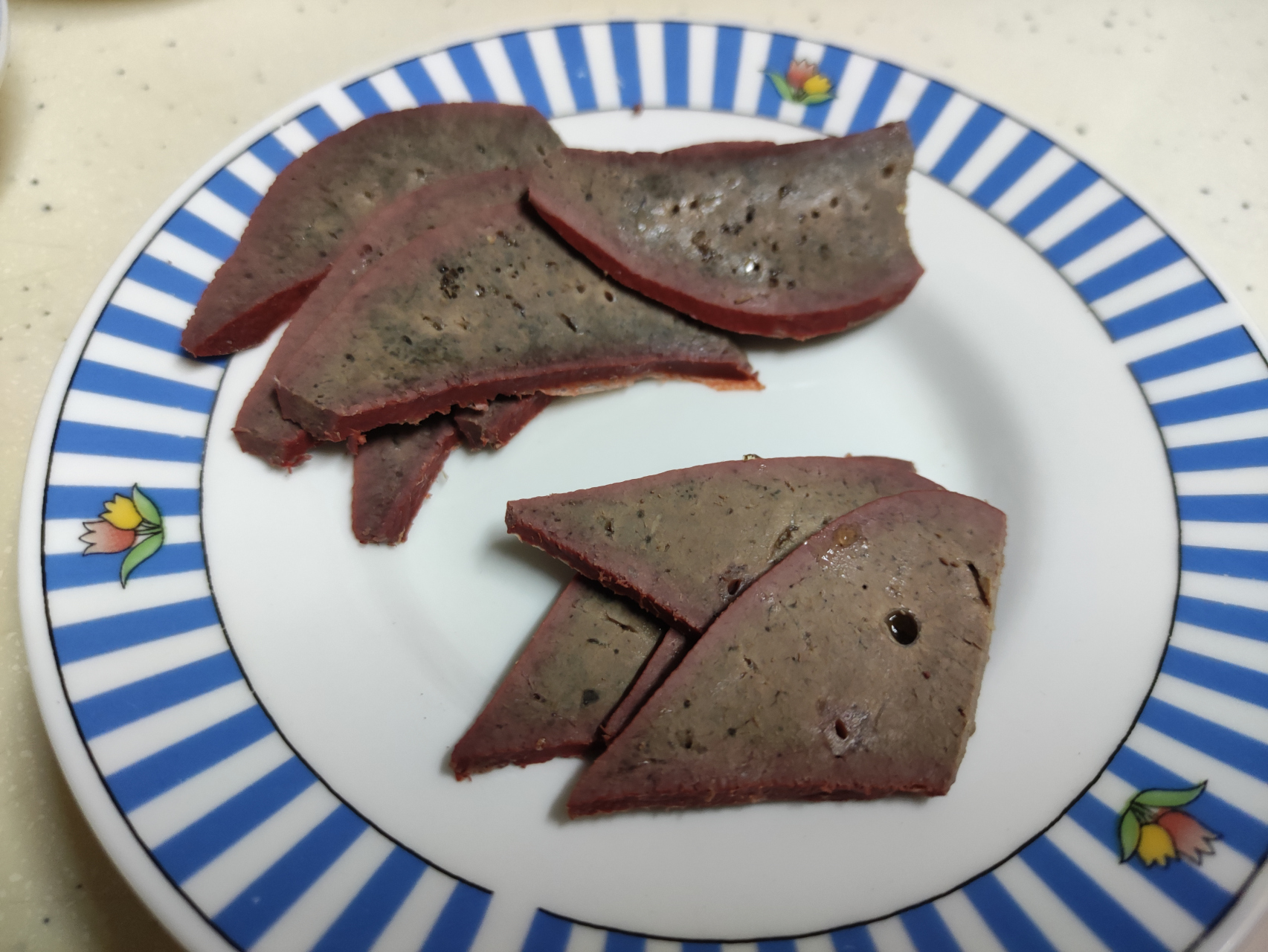 晚上买回来一块熟猪肝,切着切着发现,同一块猪肝,颜色怎么不一样了