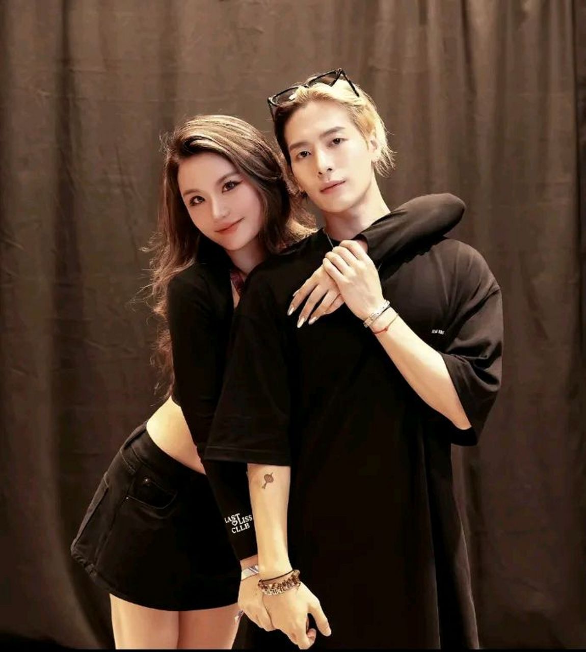 评论区简直就是大杨嫂和王嘉尔合影的海洋啊!