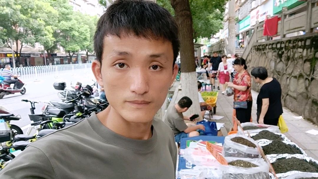 90后小伙菜市场摆摊第二天,生意明显好转,深知回头客的重要性!