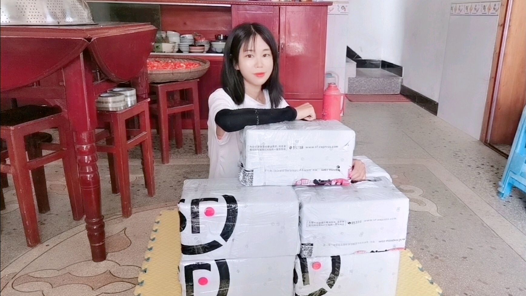 今天收到满满一车龙虾,爸妈清洗,波哥打包,一家人忙得吃不上饭