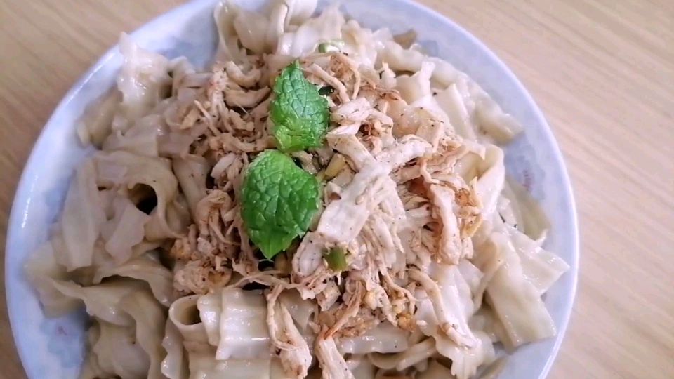 香辣鸡丝面,在这闷热的天气吃非常开胃
