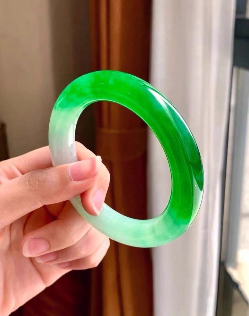 高冰辣阳绿翡翠手镯,这条起荧光,高端品质,条形饱满圆润,玉质冰透见底