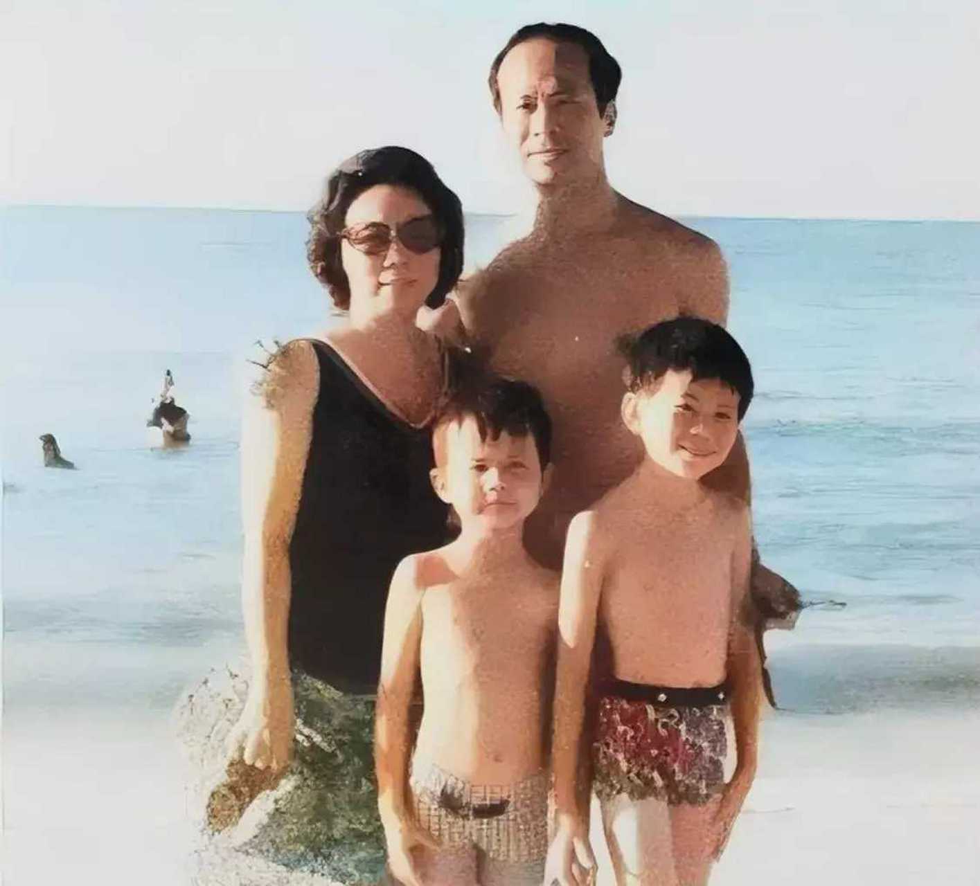 70年代初,李嘉诚一家的全家福照片,照片中有他的妻子庄月明,以及儿子