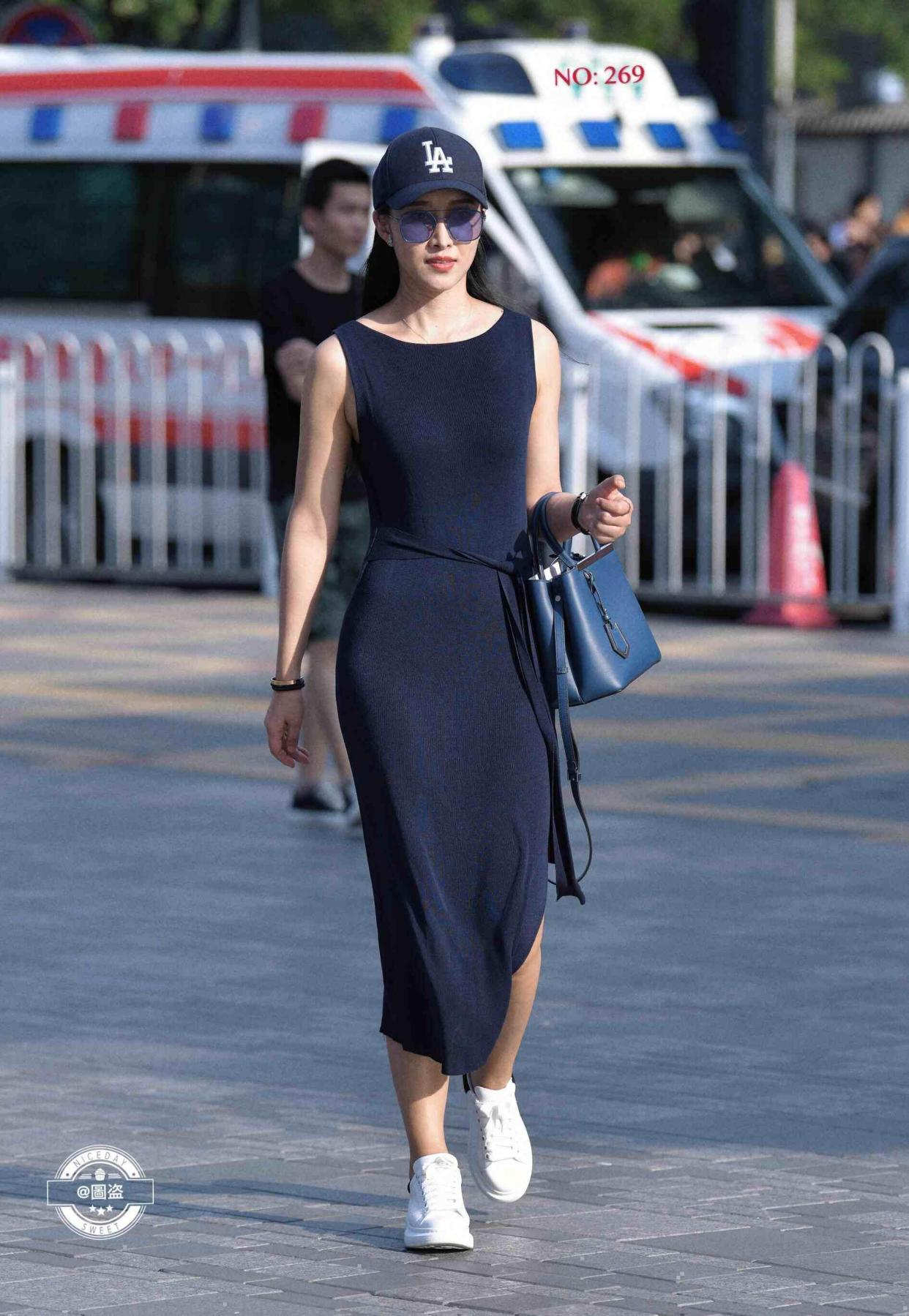 女神短裙穿搭,职业女性那种独有的成熟稳重,显示气质